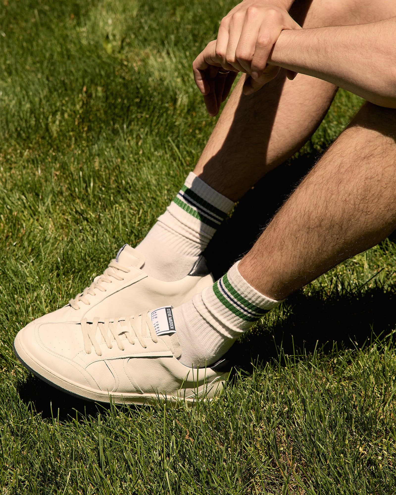 Fashion sneakers for men and women with leather upper and lace-up design