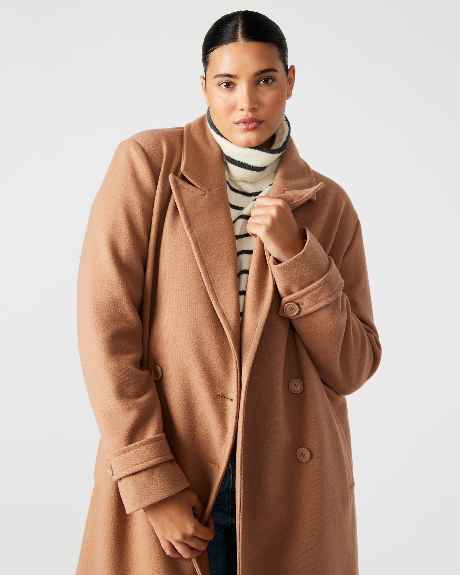 Back view of the midi-length camel coat, featuring functional pockets and a stylish finish.