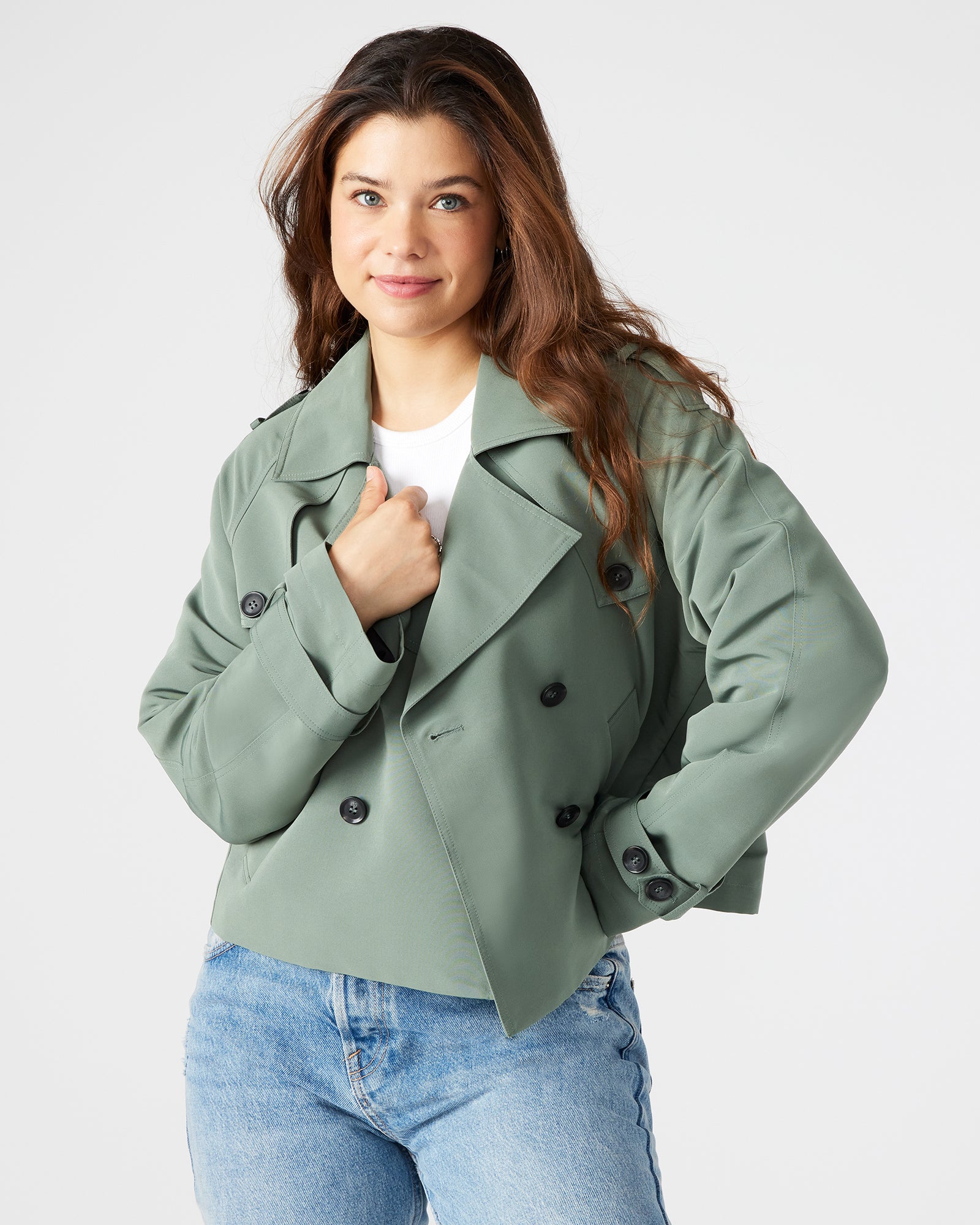 Side view of the SIRUS cropped trench coat, highlighting the functional pockets and stylish epaulettes.