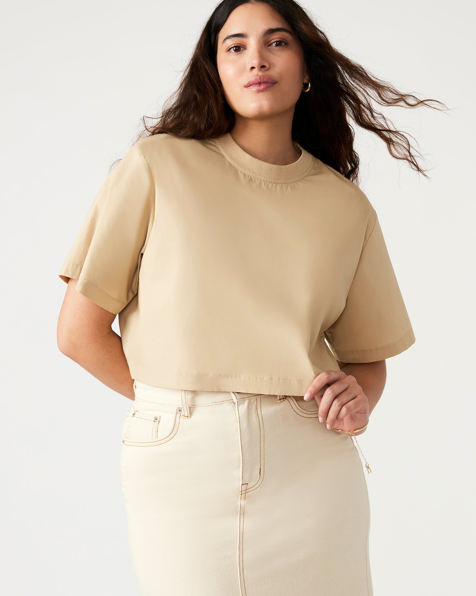 Back view displaying full separating zipper with elongated tab