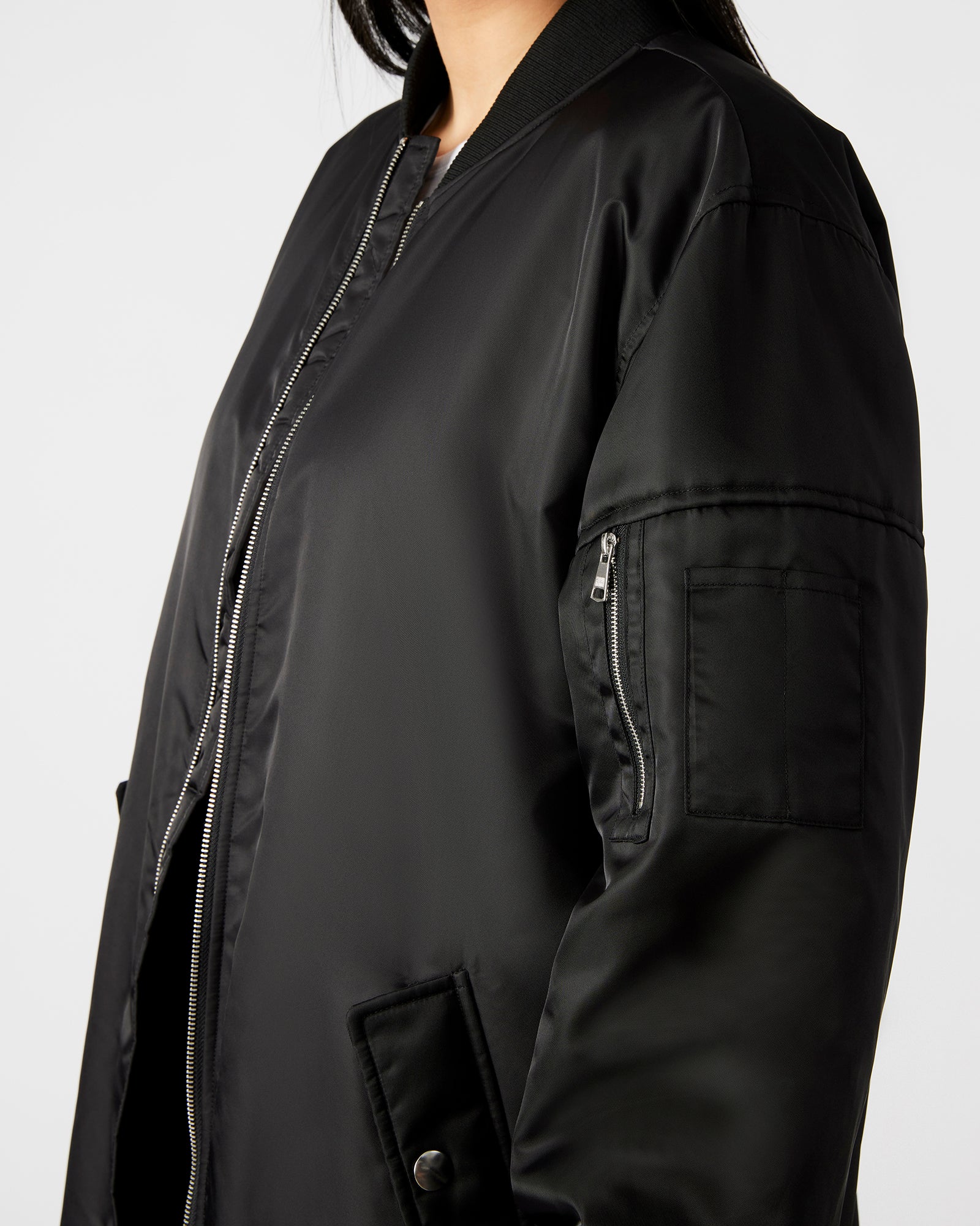 Back view of the VINDY long coat, emphasizing the elastic waist for a flattering fit.