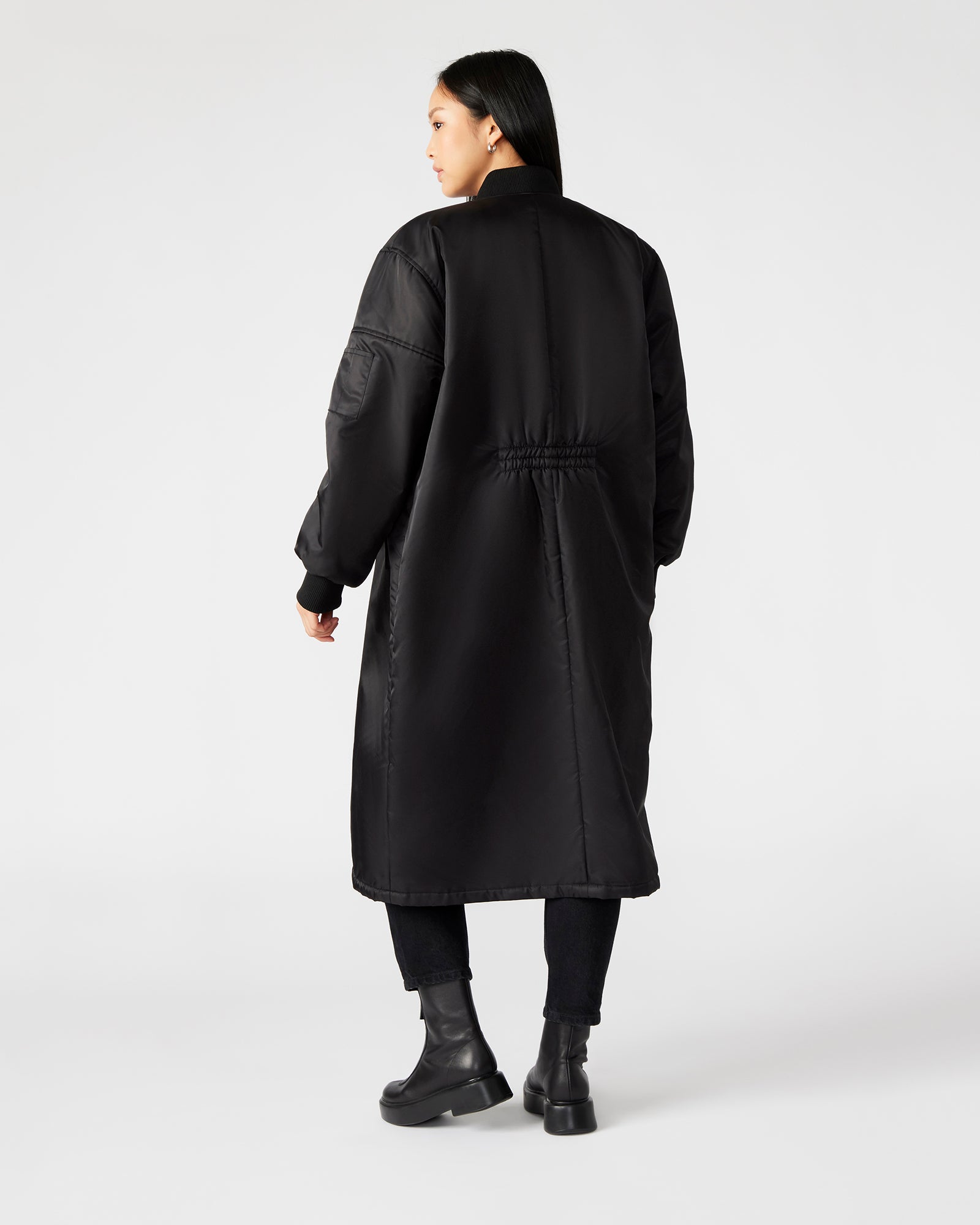 Back view of the VINDY long coat, emphasizing the elastic waist for a flattering fit.