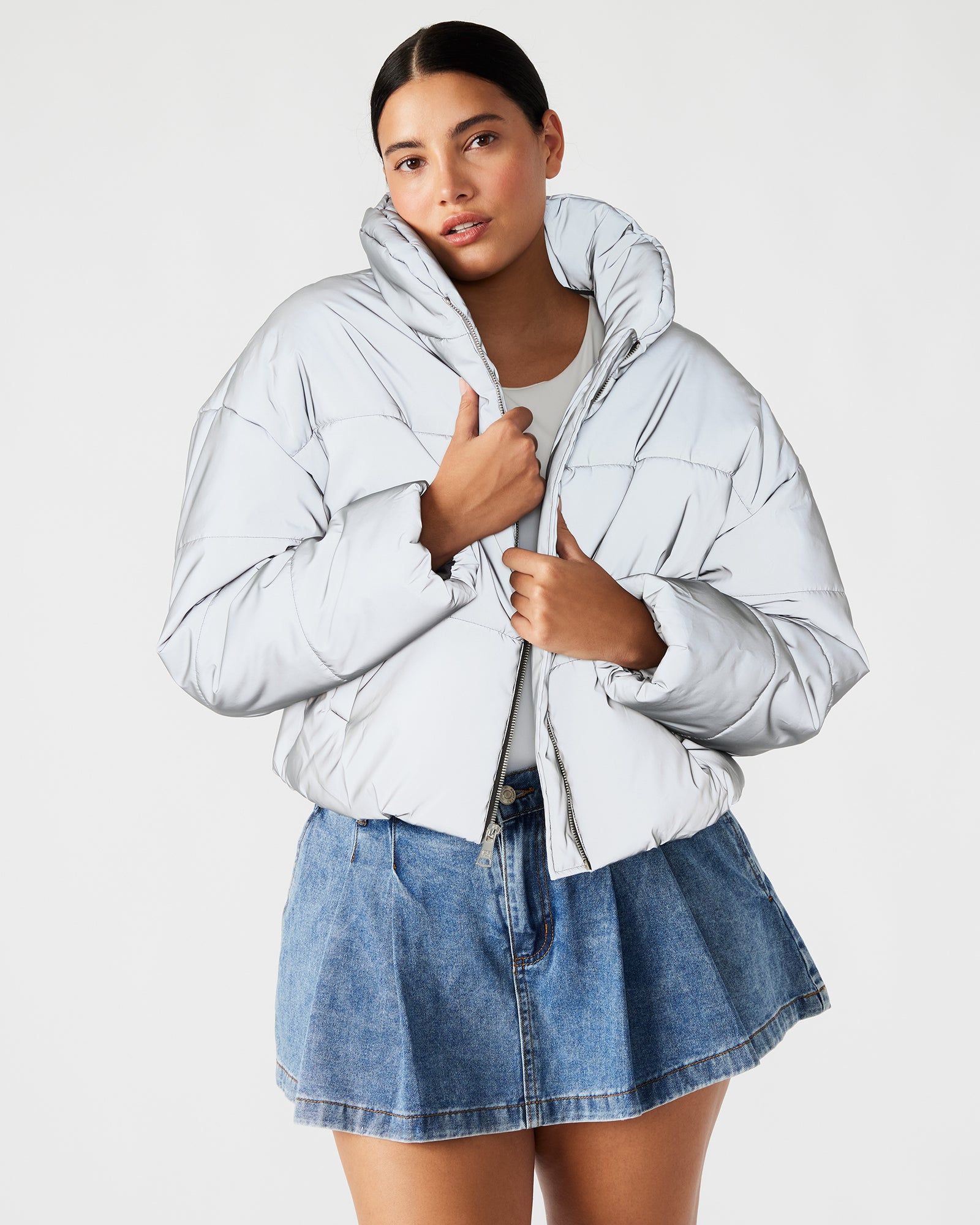 Two functional front pockets of the silver reflective puffer jacket.