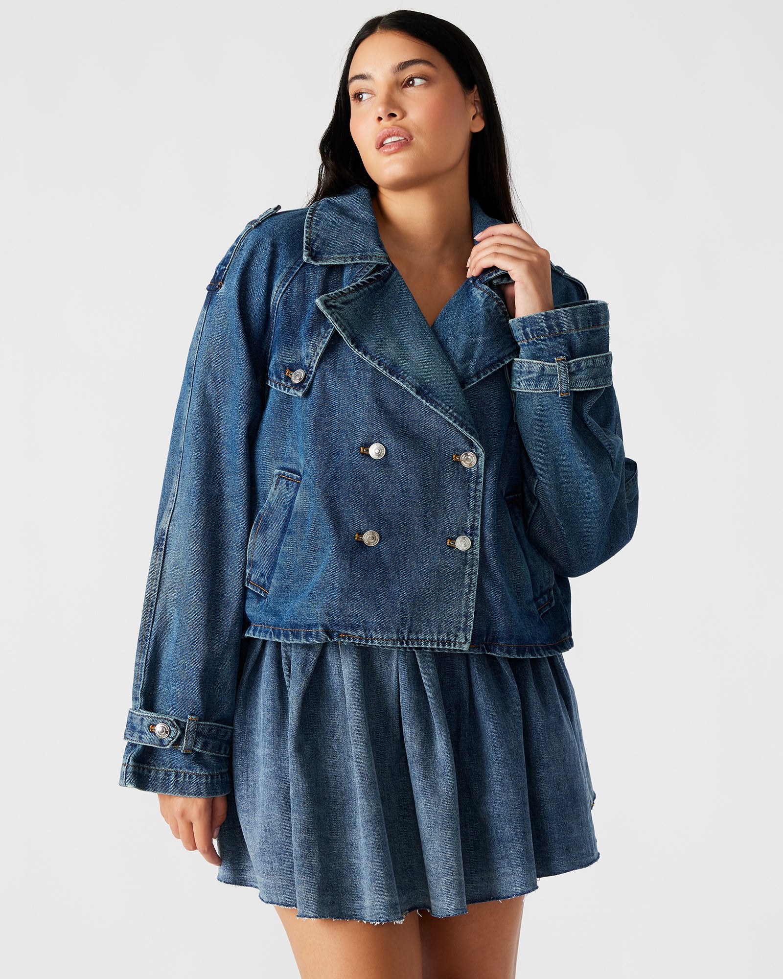 Side view of the SIRUS cropped denim jacket, featuring functional pockets and stylish epaulettes.