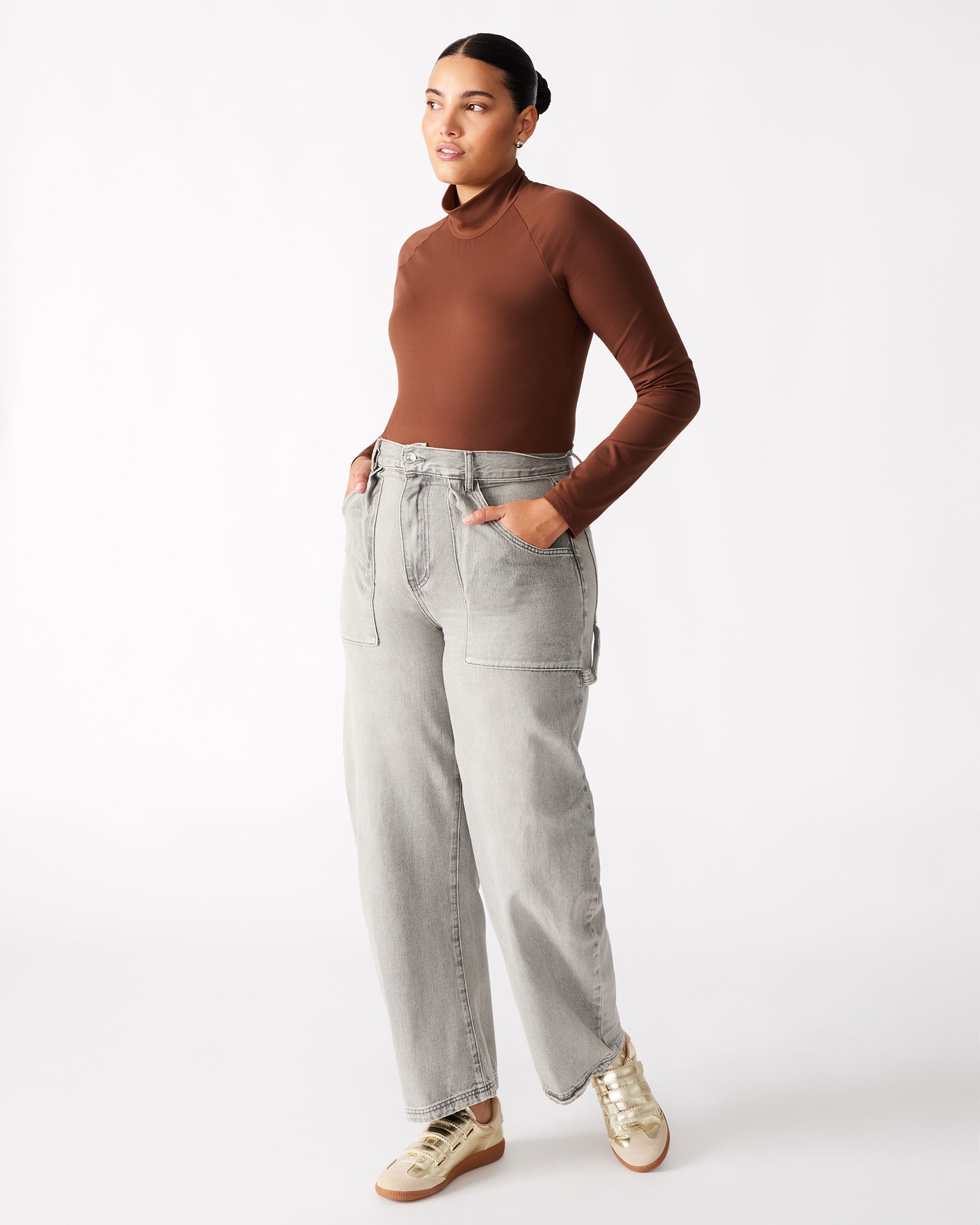 Side view of cotton barrel pants, emphasizing the functional pockets.