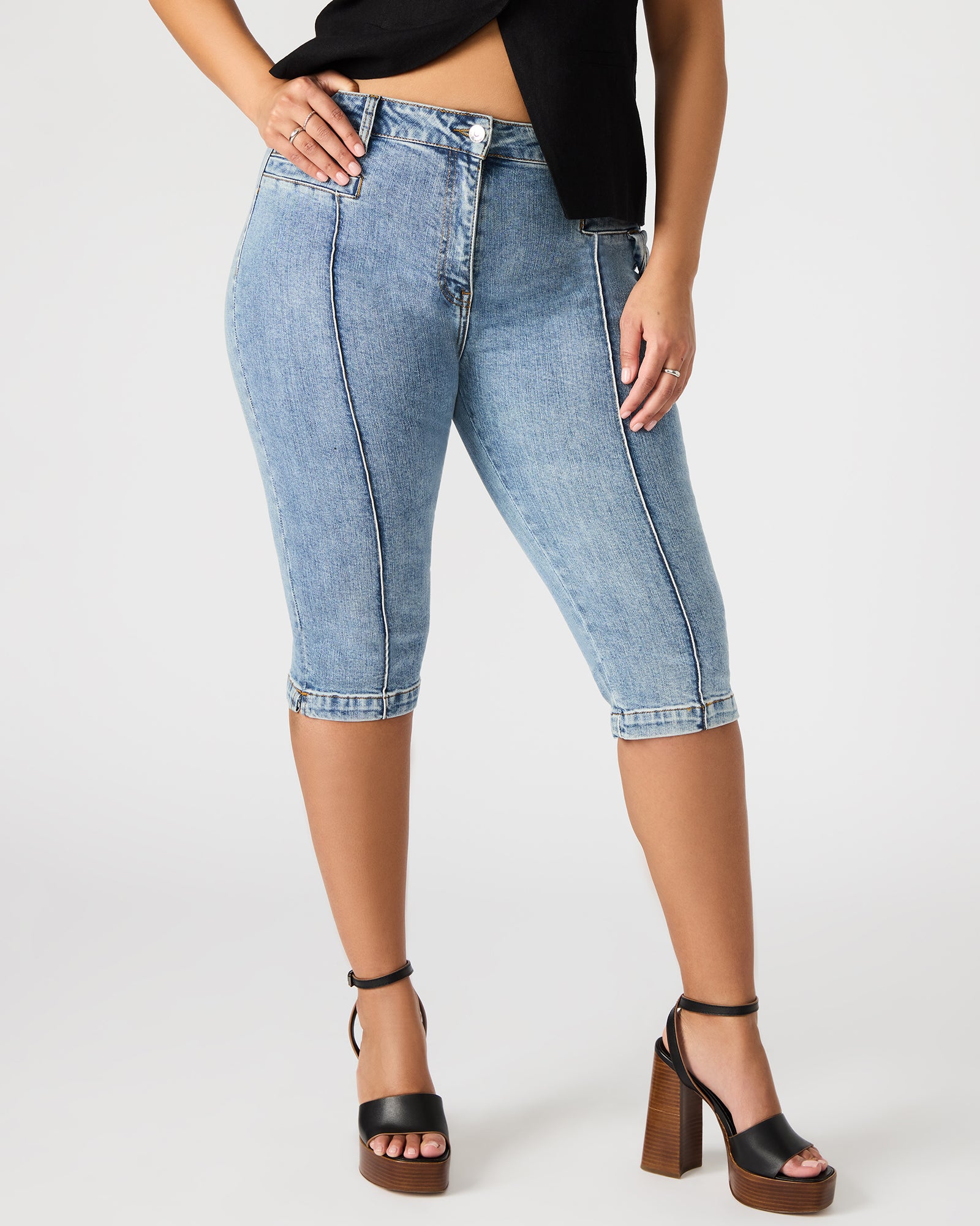 Close-up of the front zipper and button of Delray Womens Skinny Denim Capri Pants.