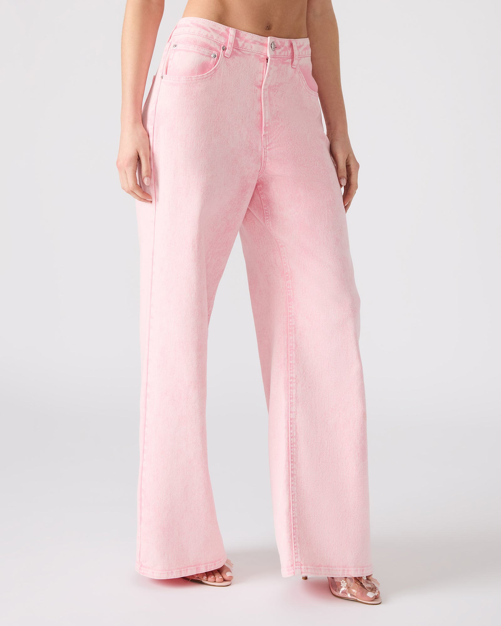 Roz matching set showcasing wide leg jeans in a vibrant urban setting.