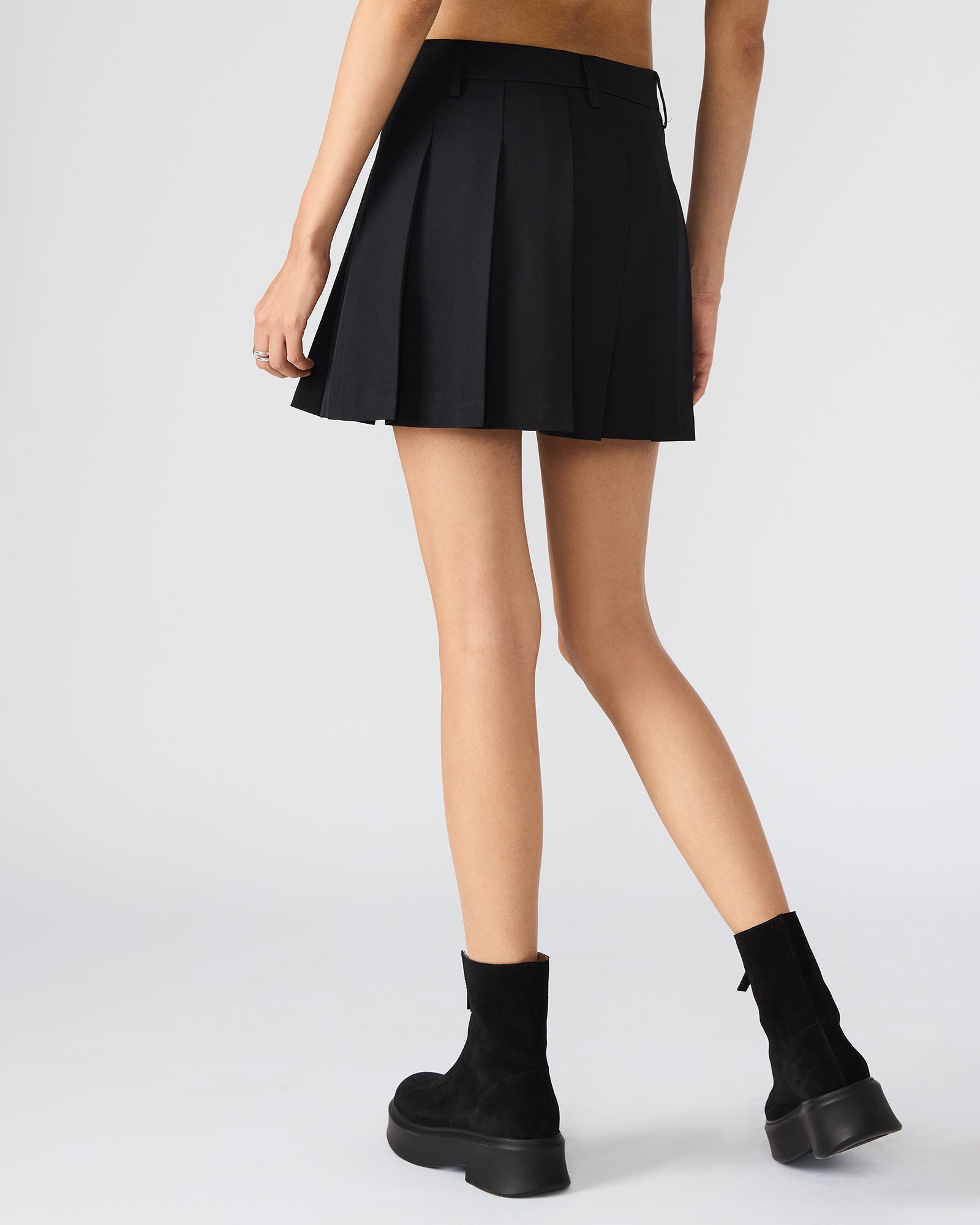 Close-up of the MARGO skirts stretch lining and pleat details