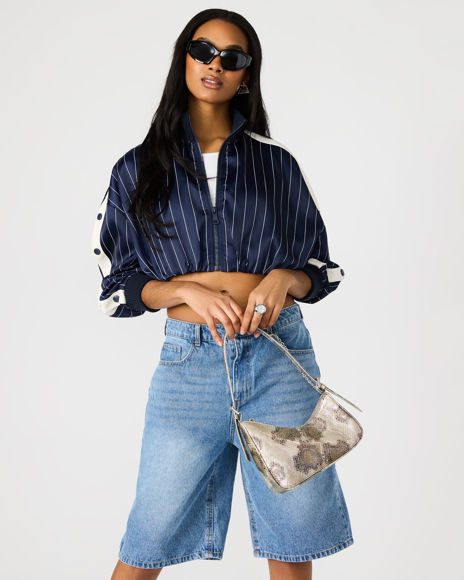 Model wearing the shoulder bag messenger bag style in an urban setting