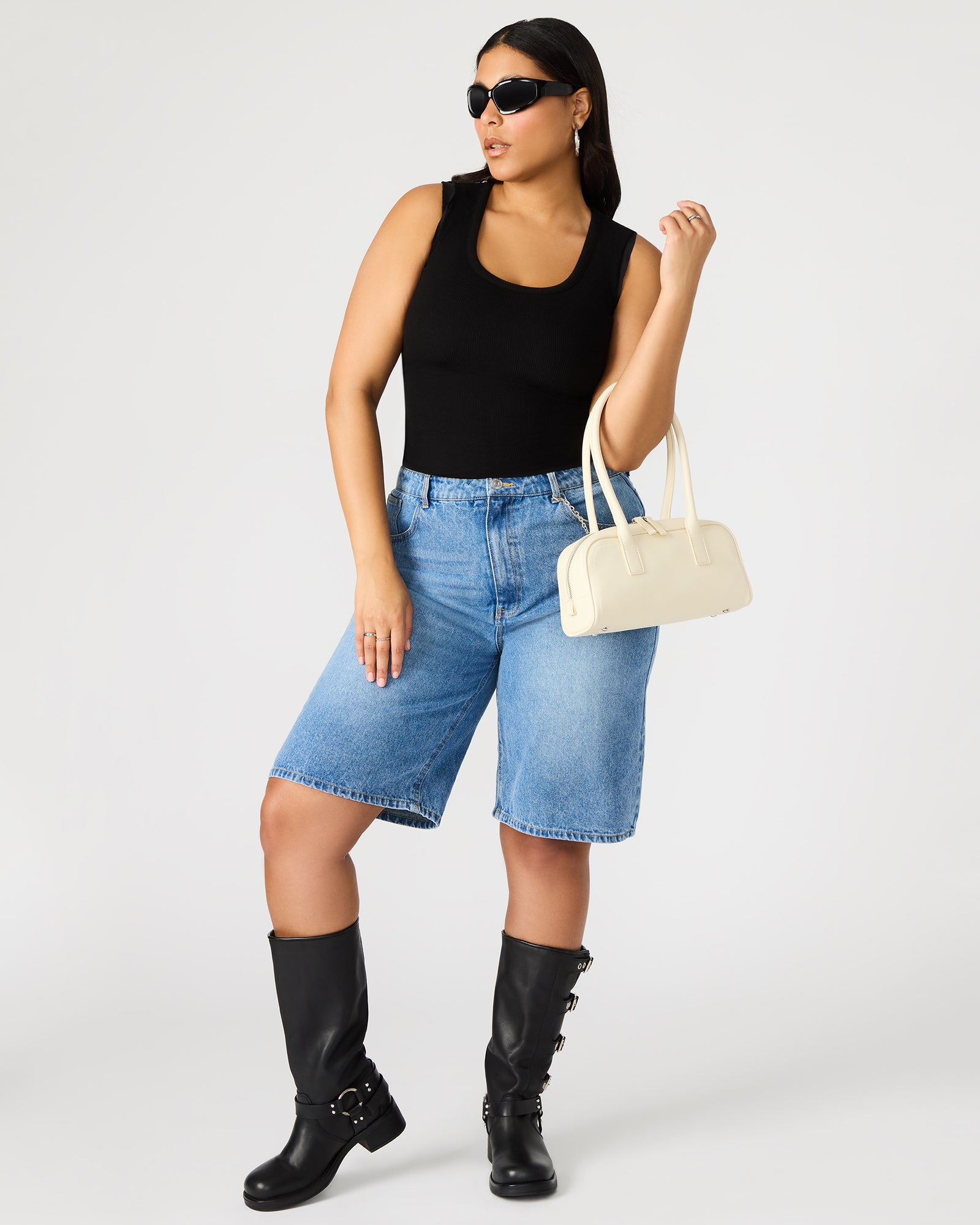 Detail of the exaggerated tubular shoulder straps on the chic shoulder bag, emphasizing style and comfort.