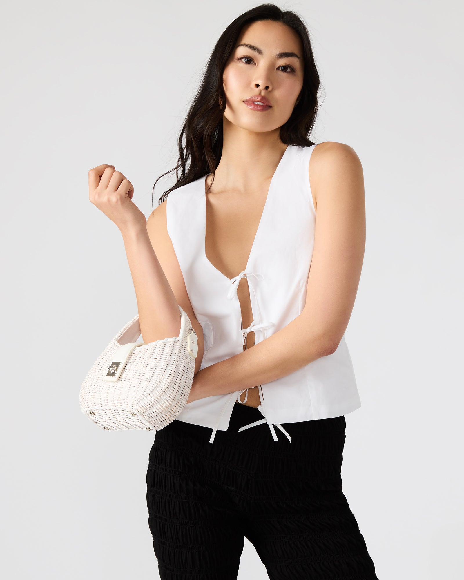 Close-up of the Canela bags removable crossbody strap and stylish design