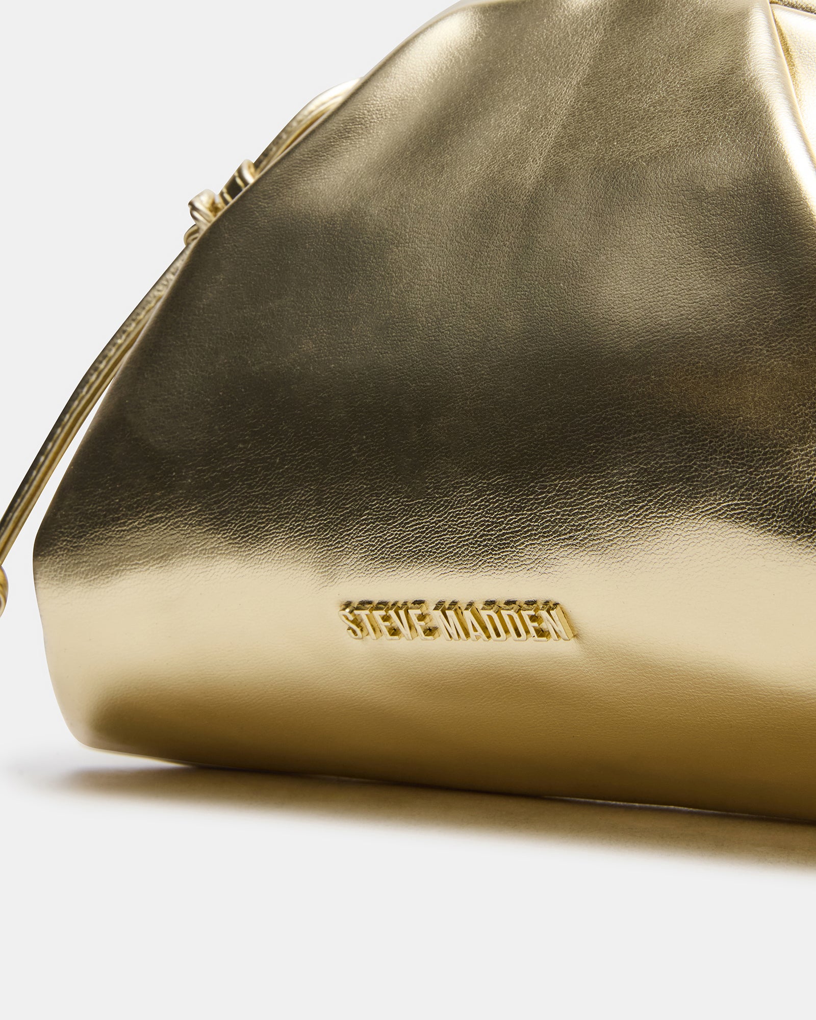 Bag styled as clutch with detached chain on café table