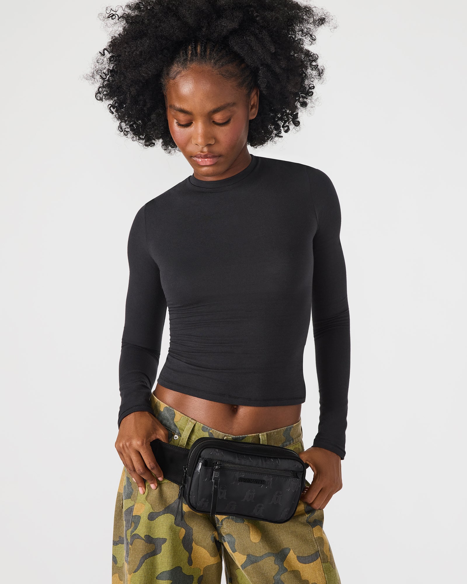 Side view of the LIND belt bag with adjustable strap, perfect for travel.