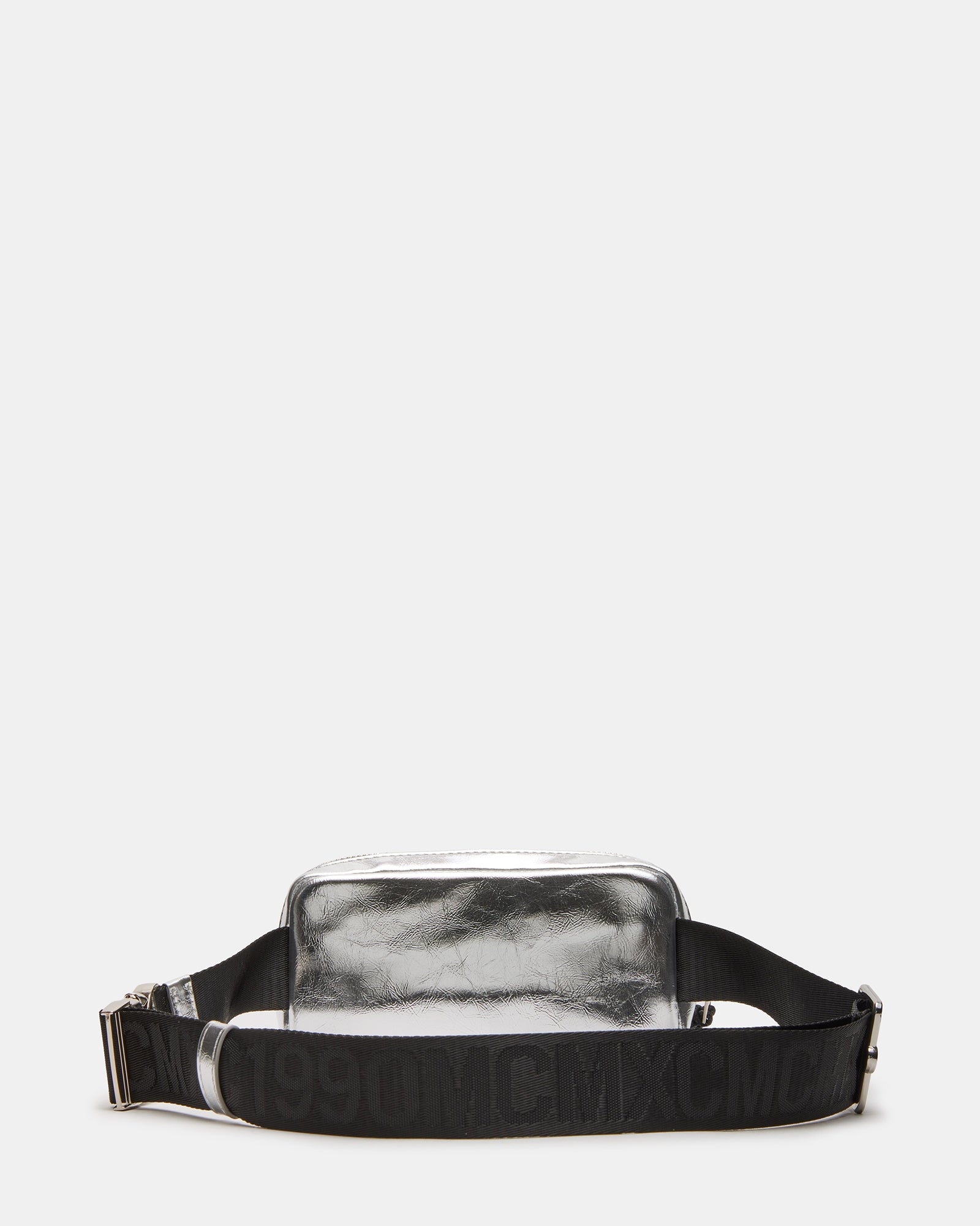 Madridd sporty bag worn crossbody, ideal for active lifestyles.