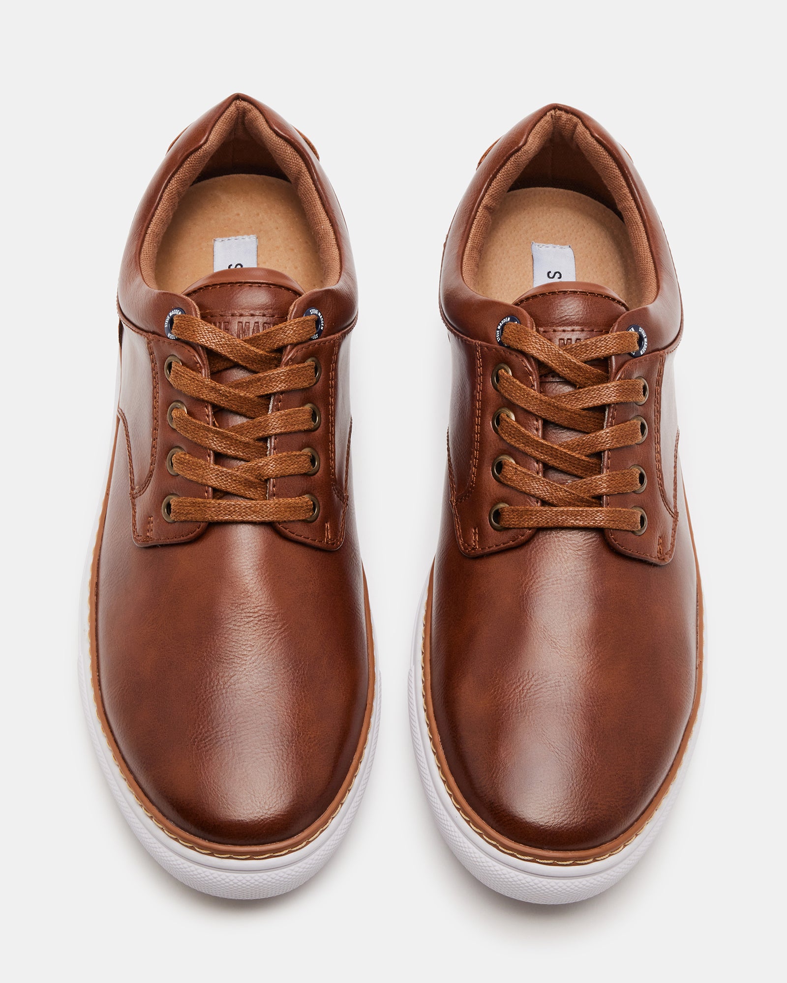 Close-up of the round toe design of GUSS casual sneakers.