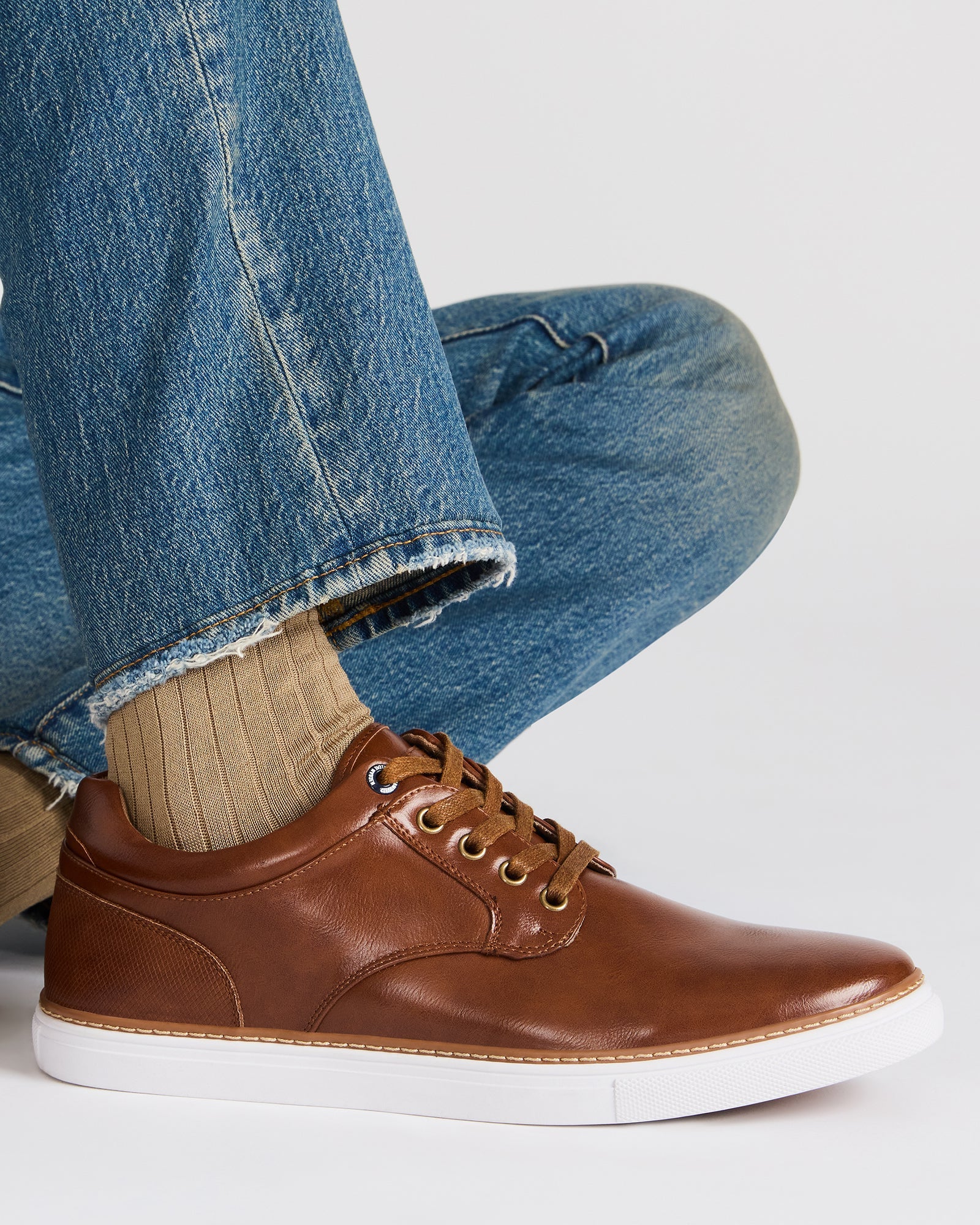 Close-up of the round toe design of GUSS casual sneakers.