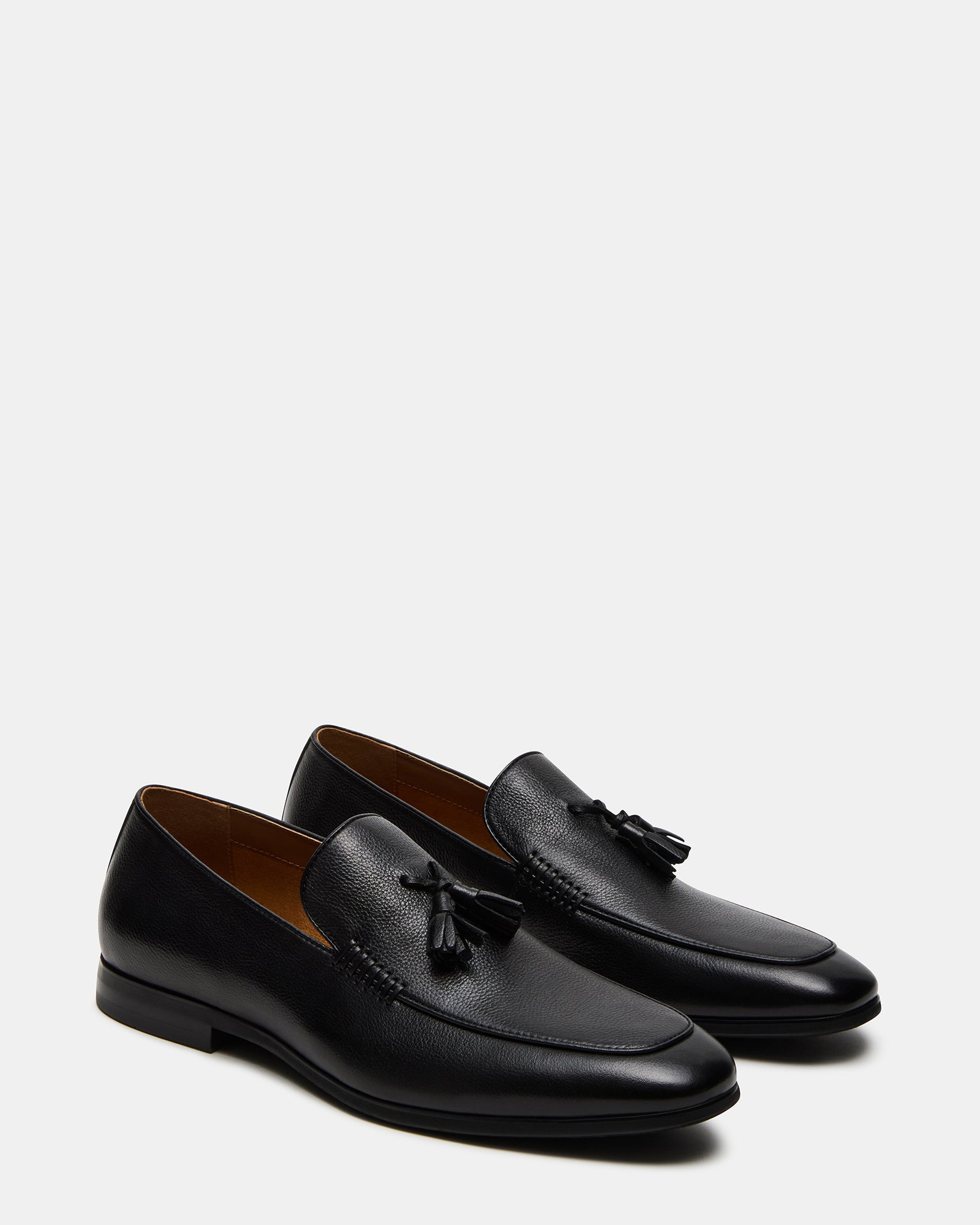 ONDRE loafers on a mans feet, ideal for formal occasions.