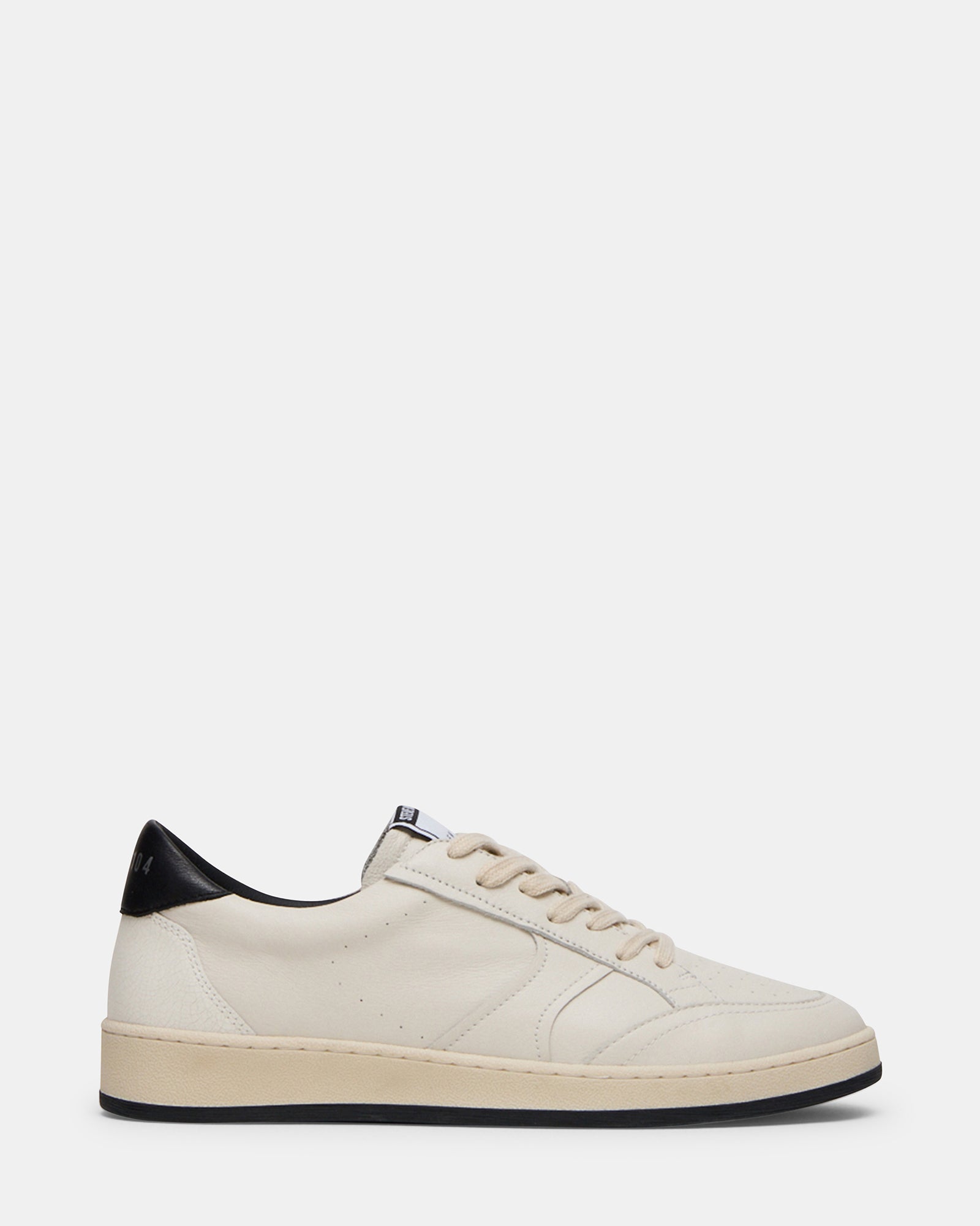 Fashion sneakers for men and women with leather upper and lace-up design