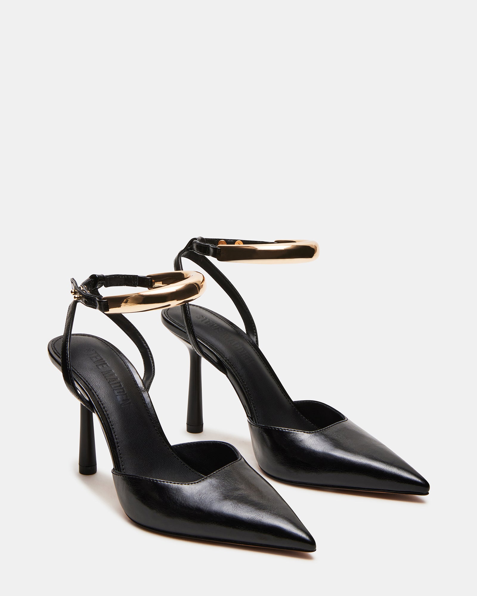 Avenue Luxe pointed toe pumps styled with a chic outfit.