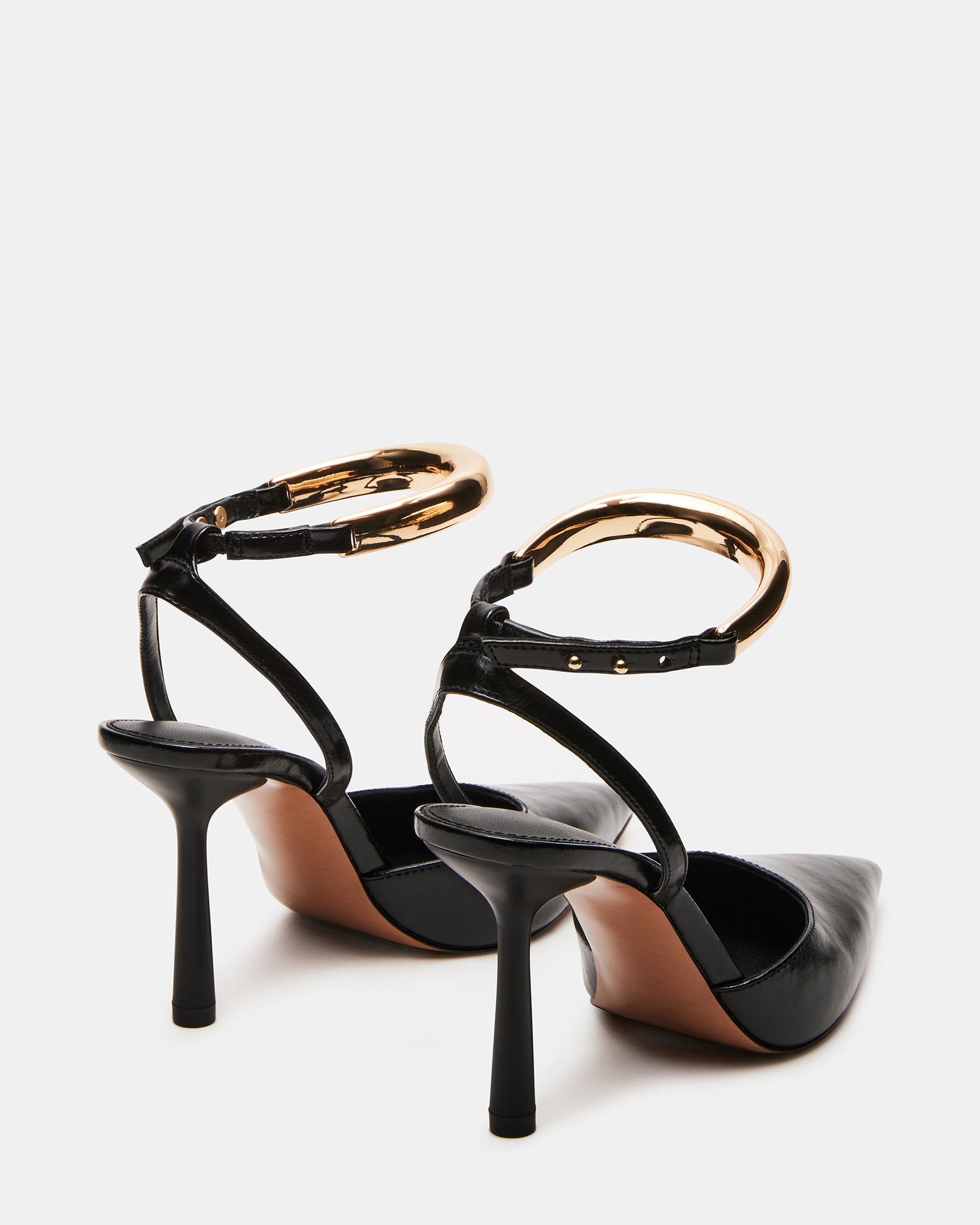 Avenue Luxe pointed toe pumps styled with a chic outfit.