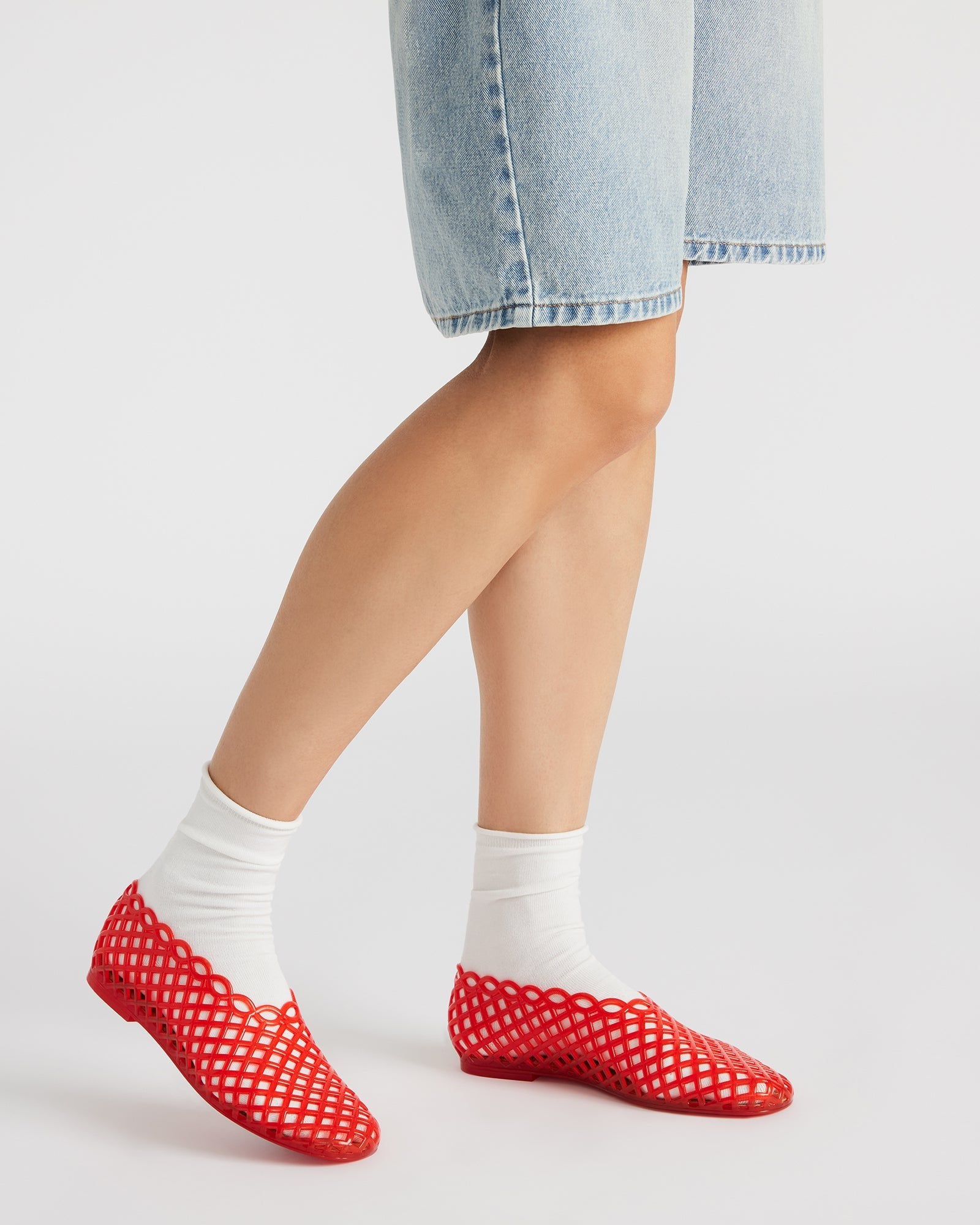 Side angle of the jelly flats showing the airy, breathable upper material