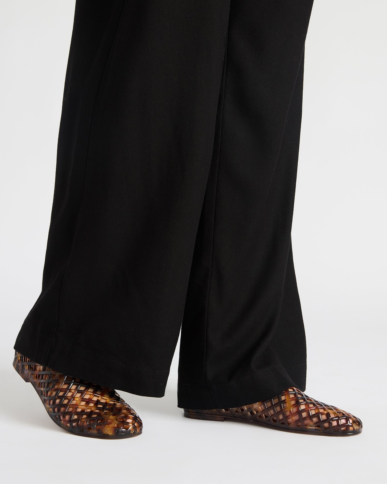 Top angle showing the breathable jelly design and tortoise-pattern finish