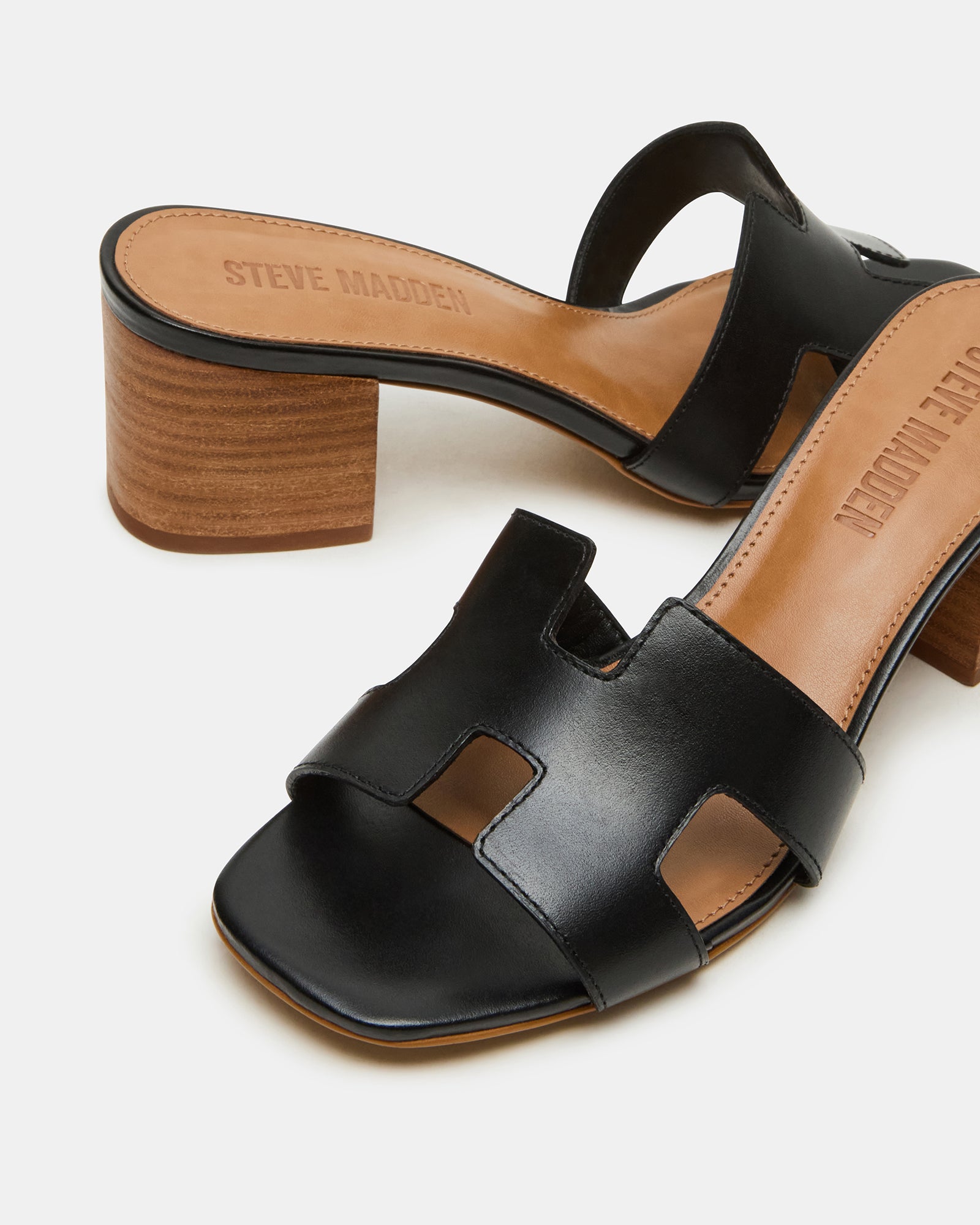 Close-up of the sturdy synthetic sole and premium leather upper of the HADES sandals