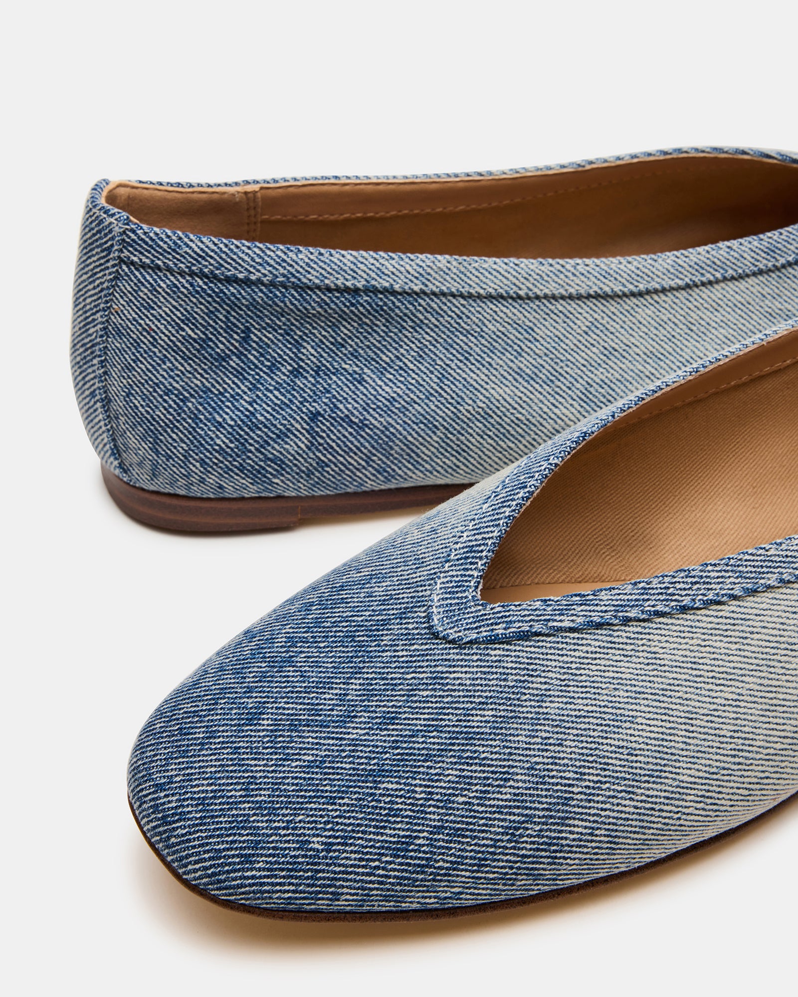 Fashionable women’s flats with denim fabric and square toe, ideal for casual outfits