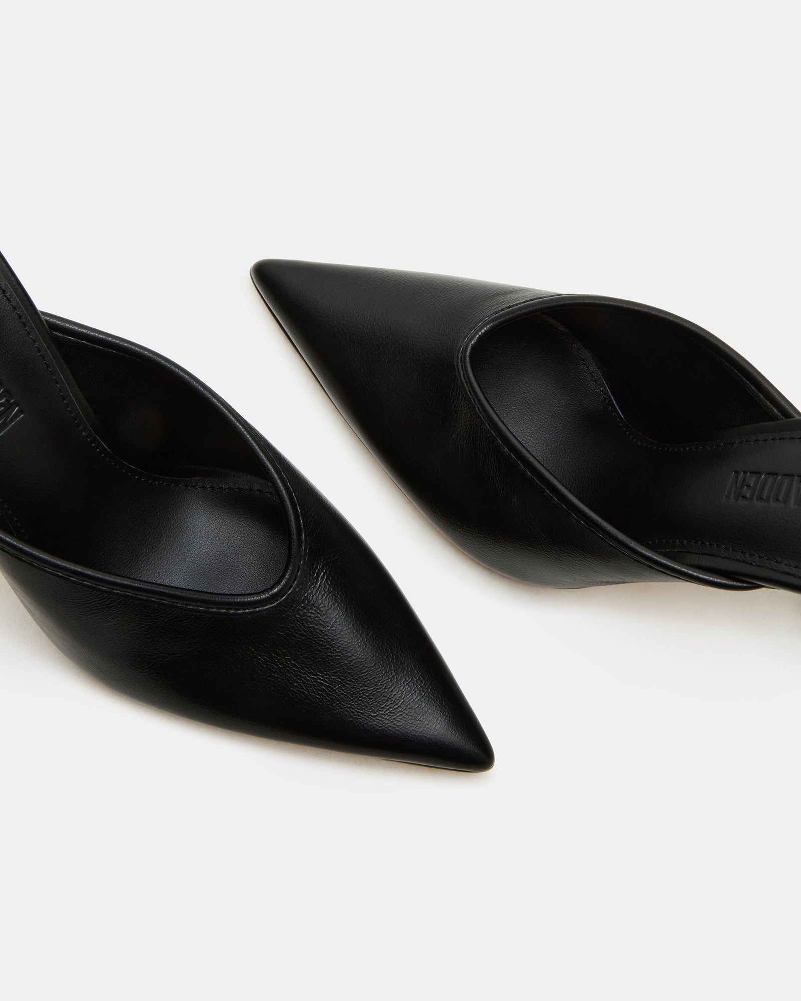 Pointed toe pumps in black patent leather, ideal for sophisticated outfits.