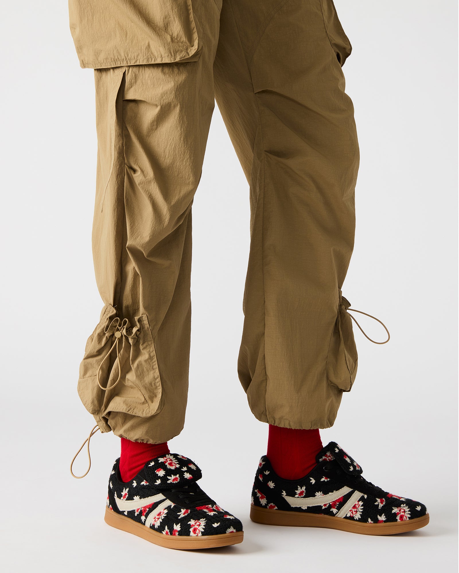 Fashionable low-top sneakers for women with a comfortable fit and stylish look