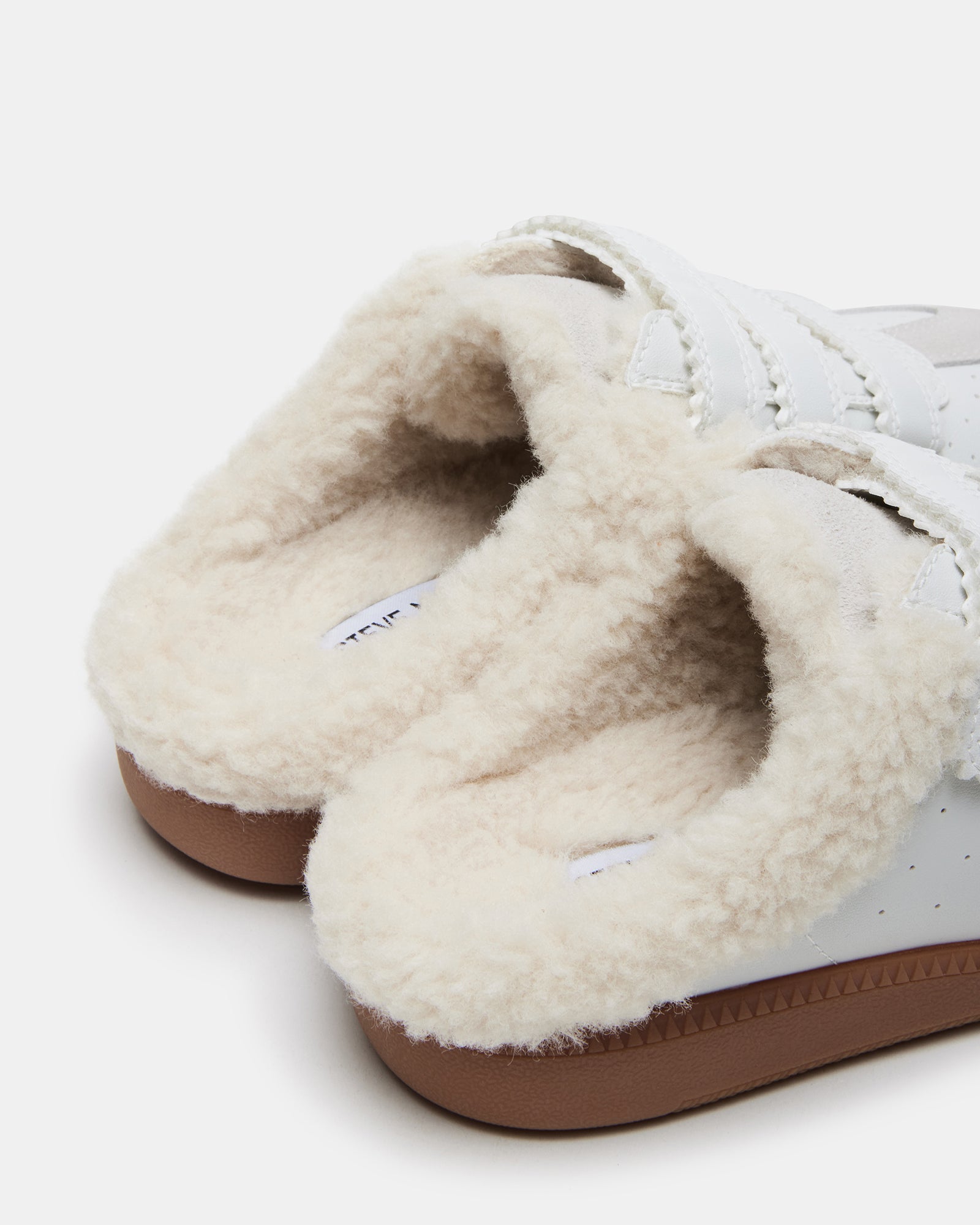 Front view of women’s slip-on sneakers with faux fur details and velcro straps, perfect for casual wear