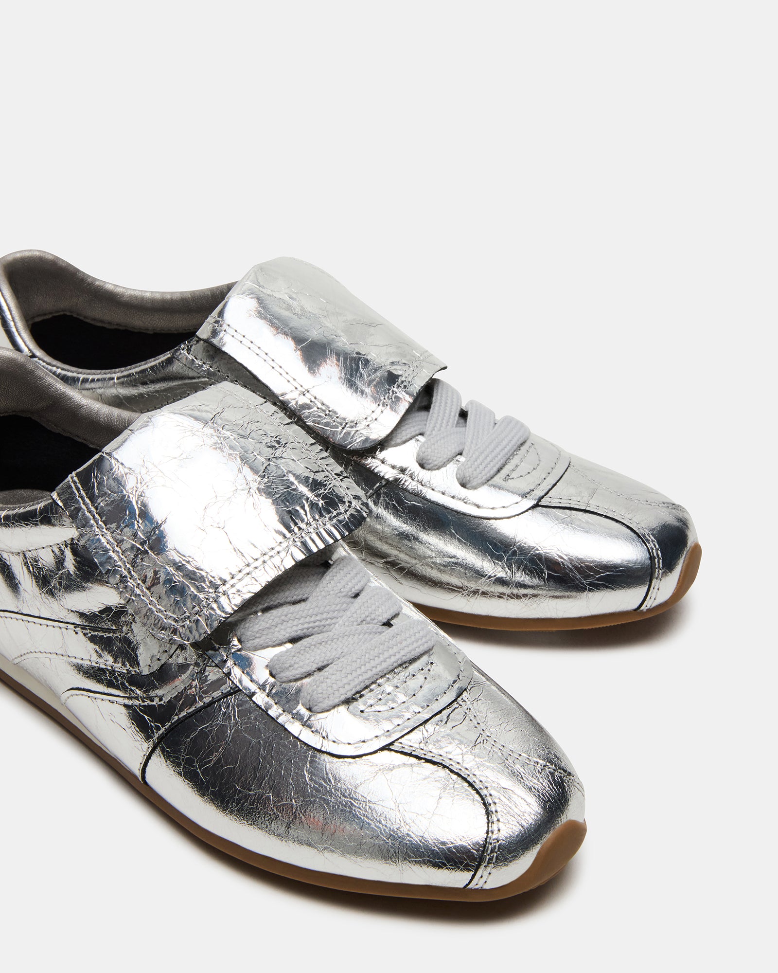 Close-up of the synthetic sole and heel height of the mobility sneakers for women