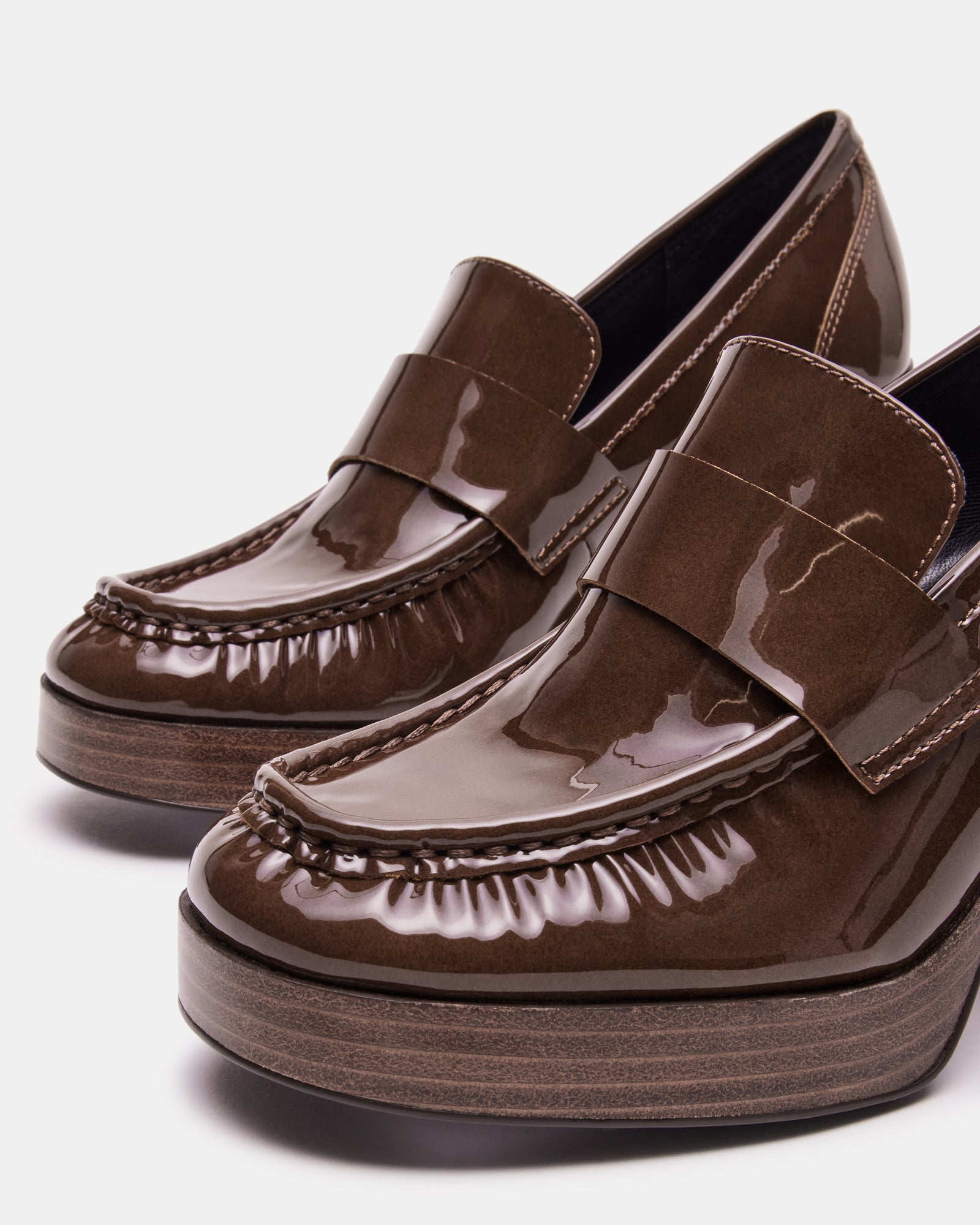 Close-up of the leather upper and synthetic sole of the MUNDAY loafers