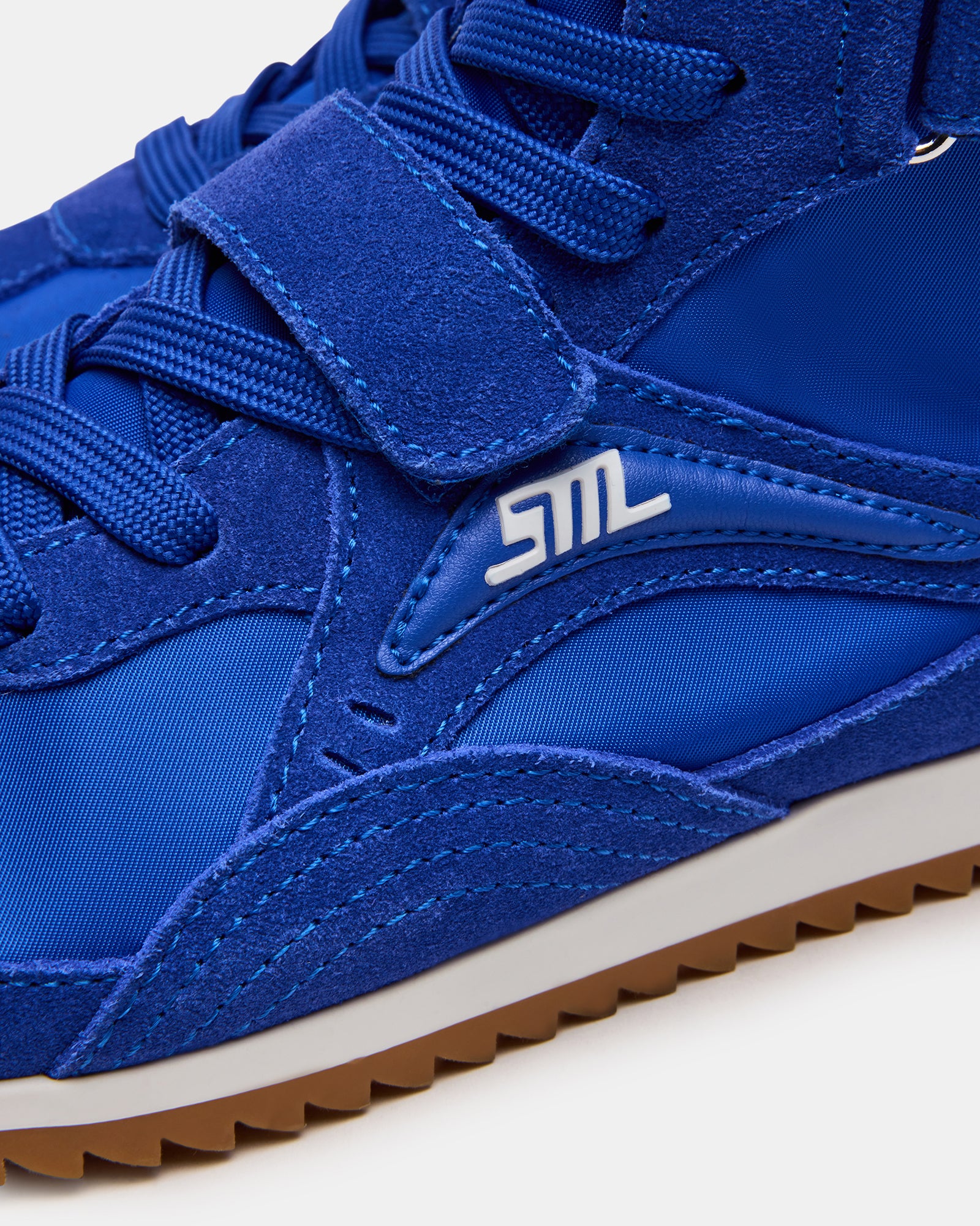 Close-up of the textile and suede upper material of MYRCELLA sneakers, emphasizing quality and comfort
