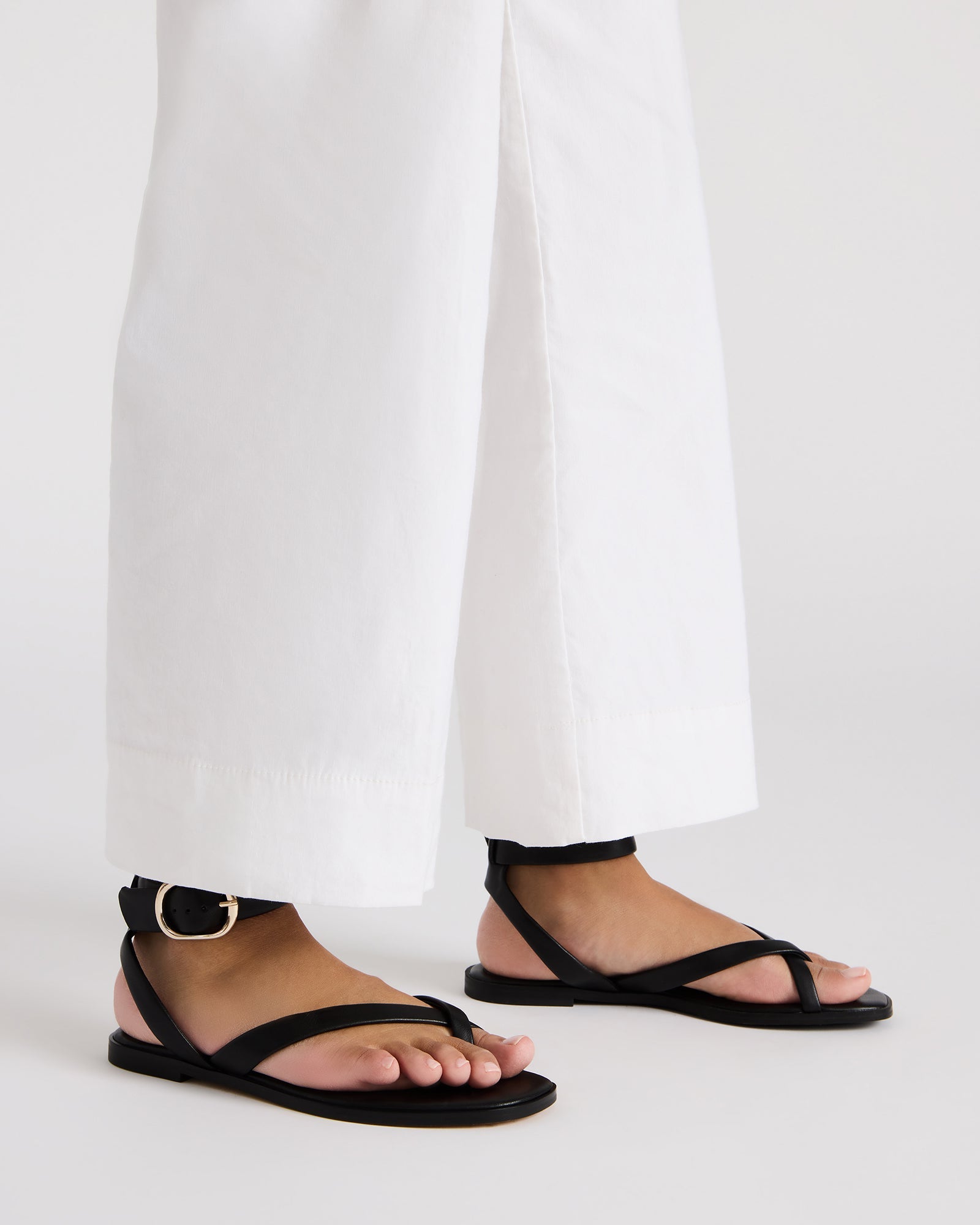 Side view of NASHIRA flat sandal with ankle support, ideal for daily wear