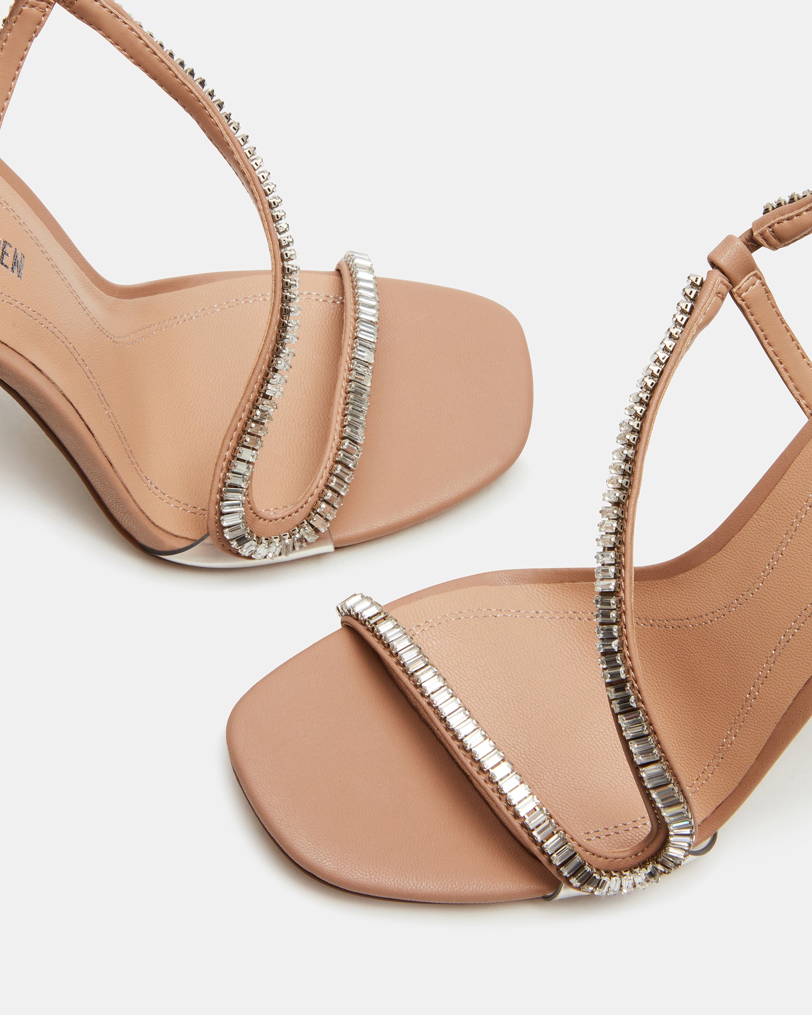 Nessa stiletto shoes in gold, worn with a evening dress