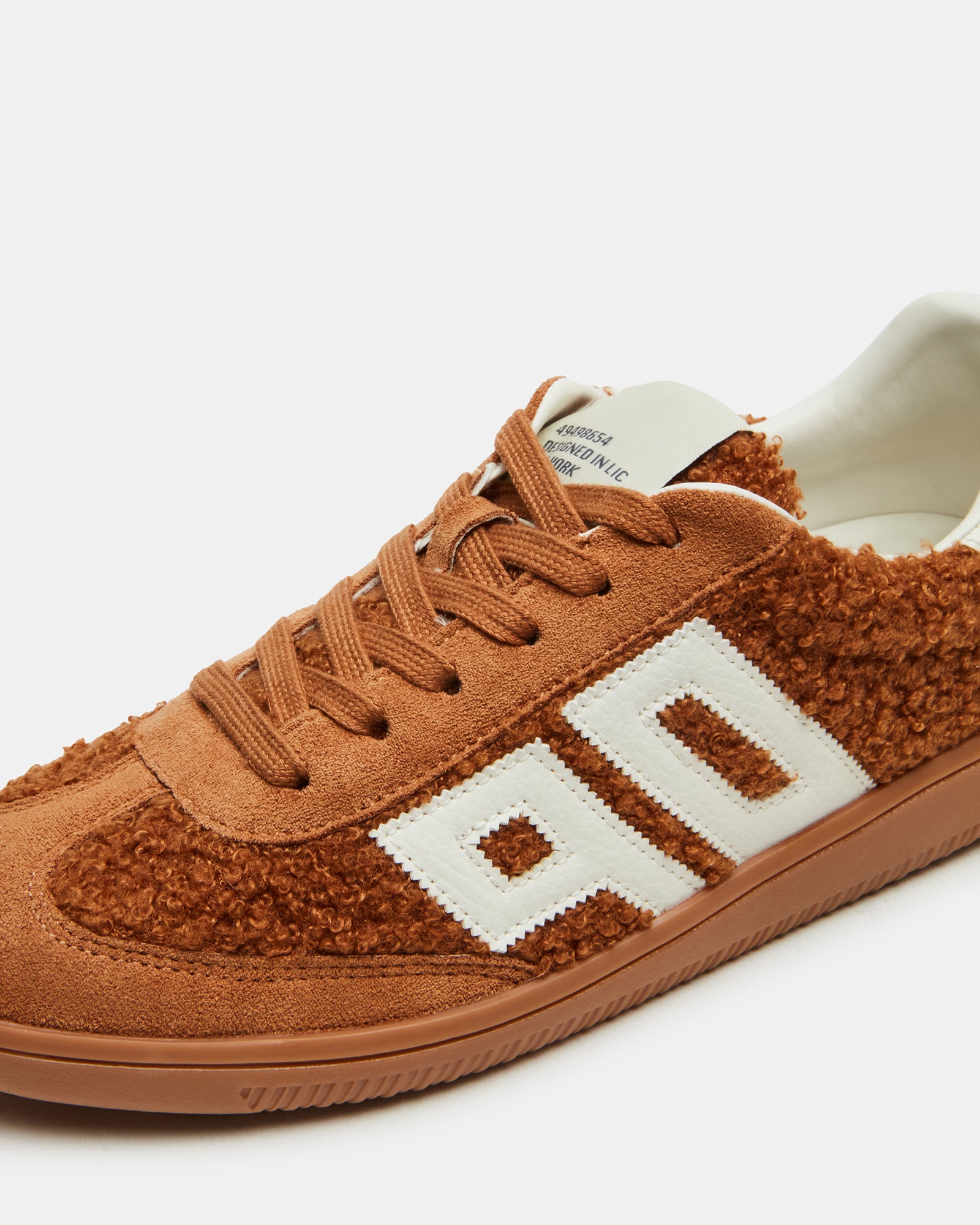 Side profile showing the sneakers 1-inch heel and textured sole
