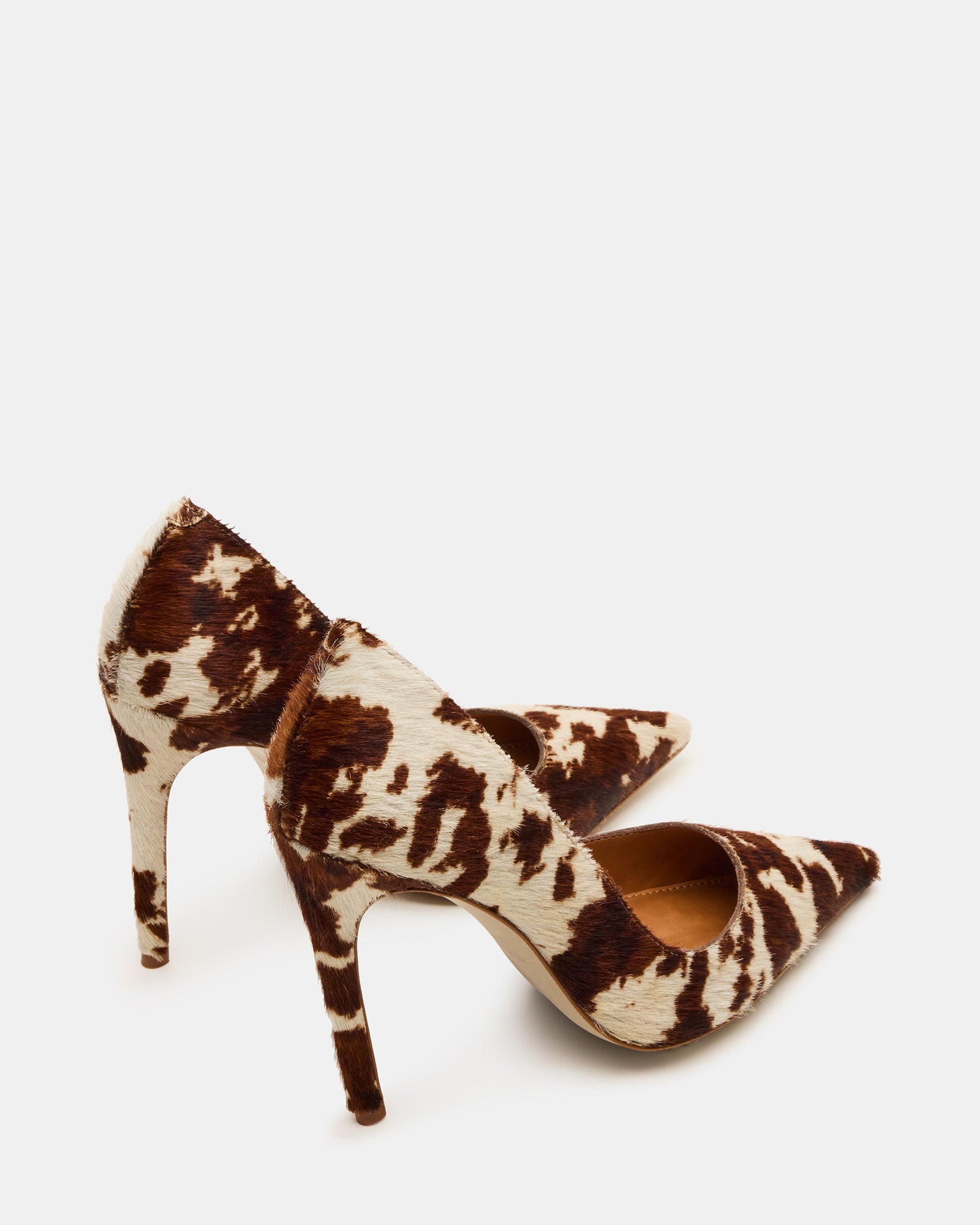 Close-up of genuine leather texture and pointed toe design