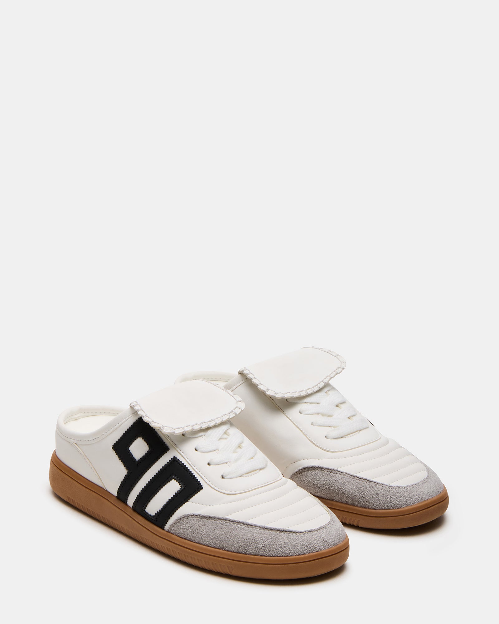 Casual shoes in white, ideal for weekend wear.
