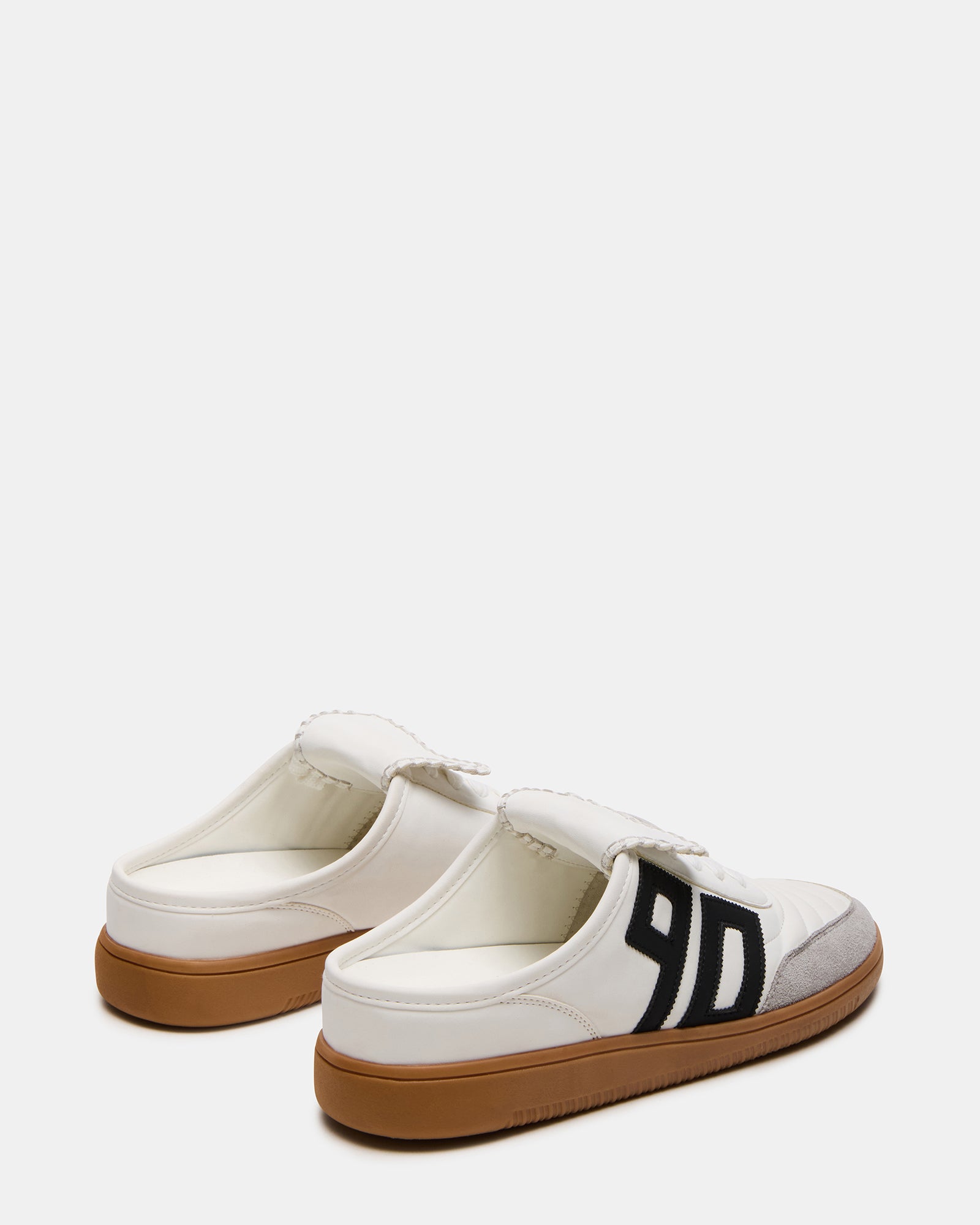 Casual shoes in white, ideal for weekend wear.