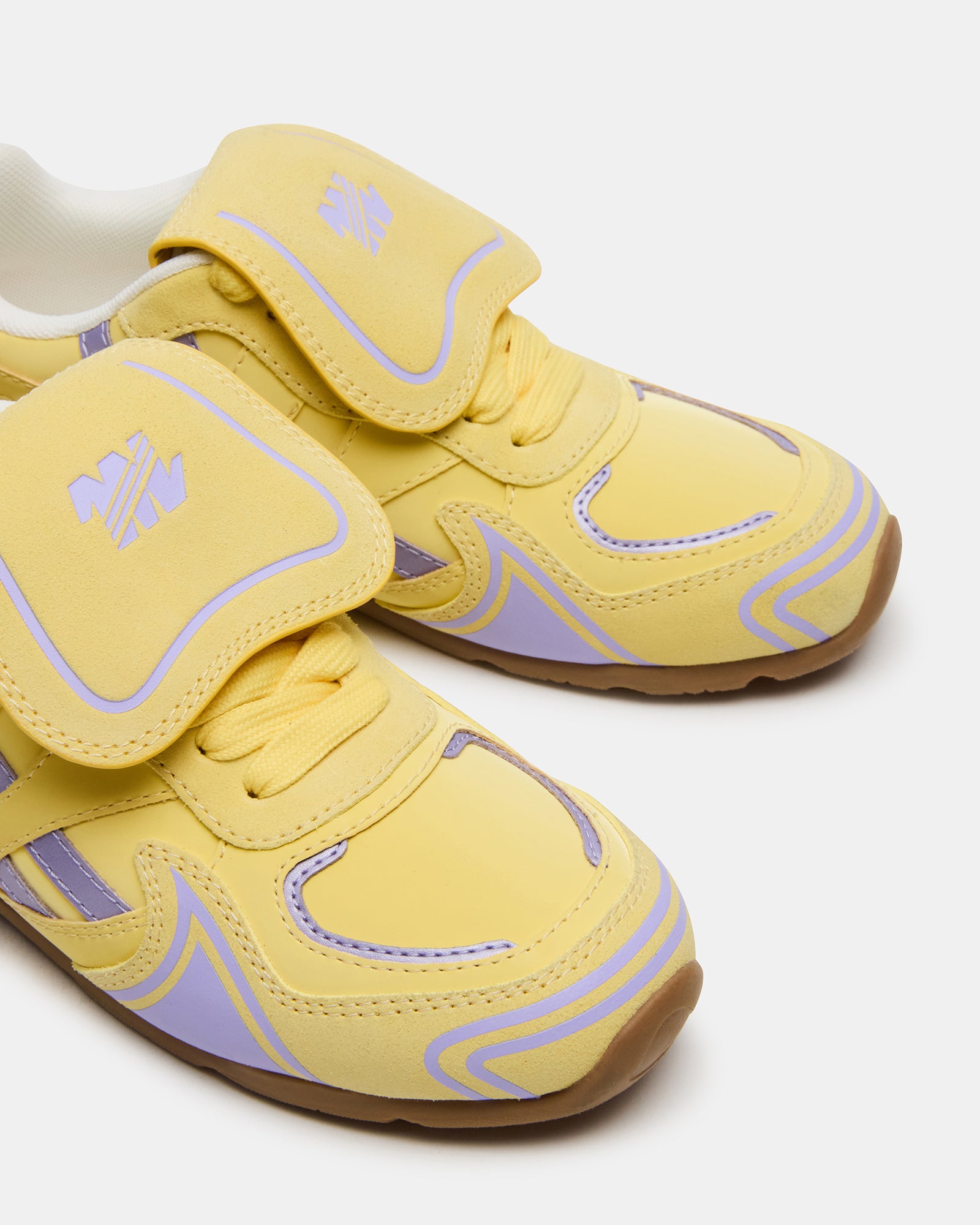 Close-up of the synthetic sole for optimal flat feet support.