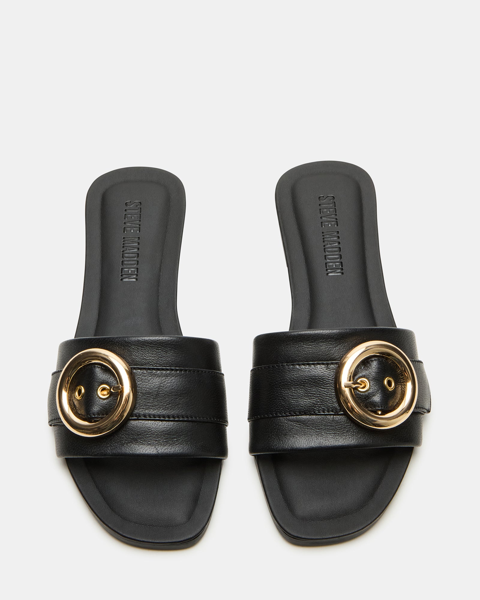 Close-up of REEF sandals’ leather upper and synthetic sock lining, designed for daily comfort.