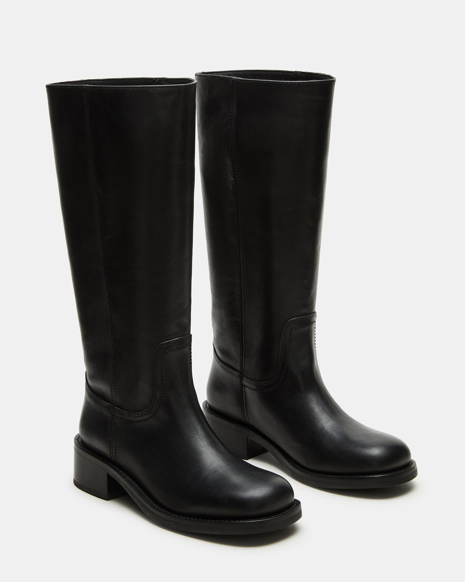 Close-up of the shaft circumference on wide calf boots for women