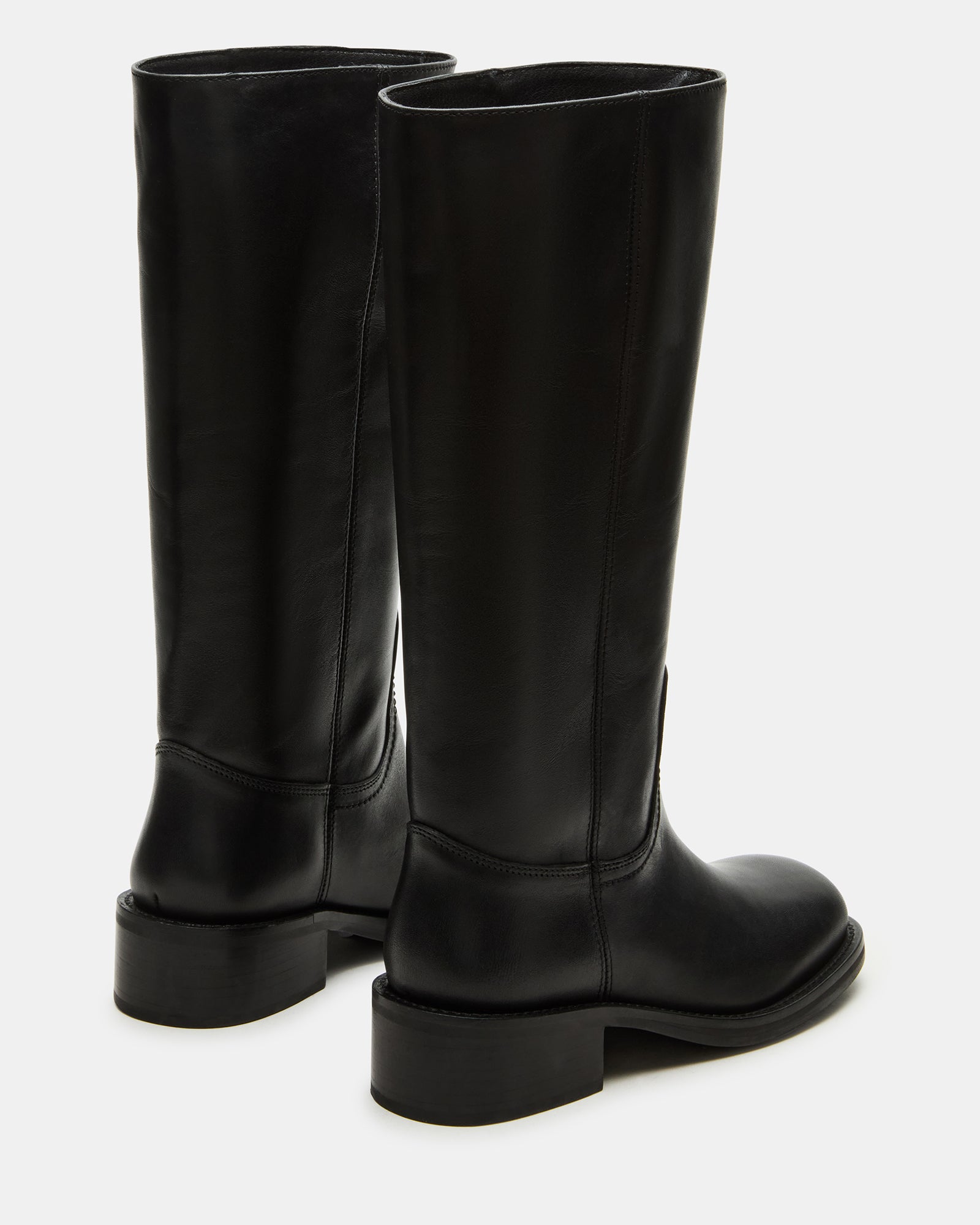 Close-up of the shaft circumference on wide calf boots for women