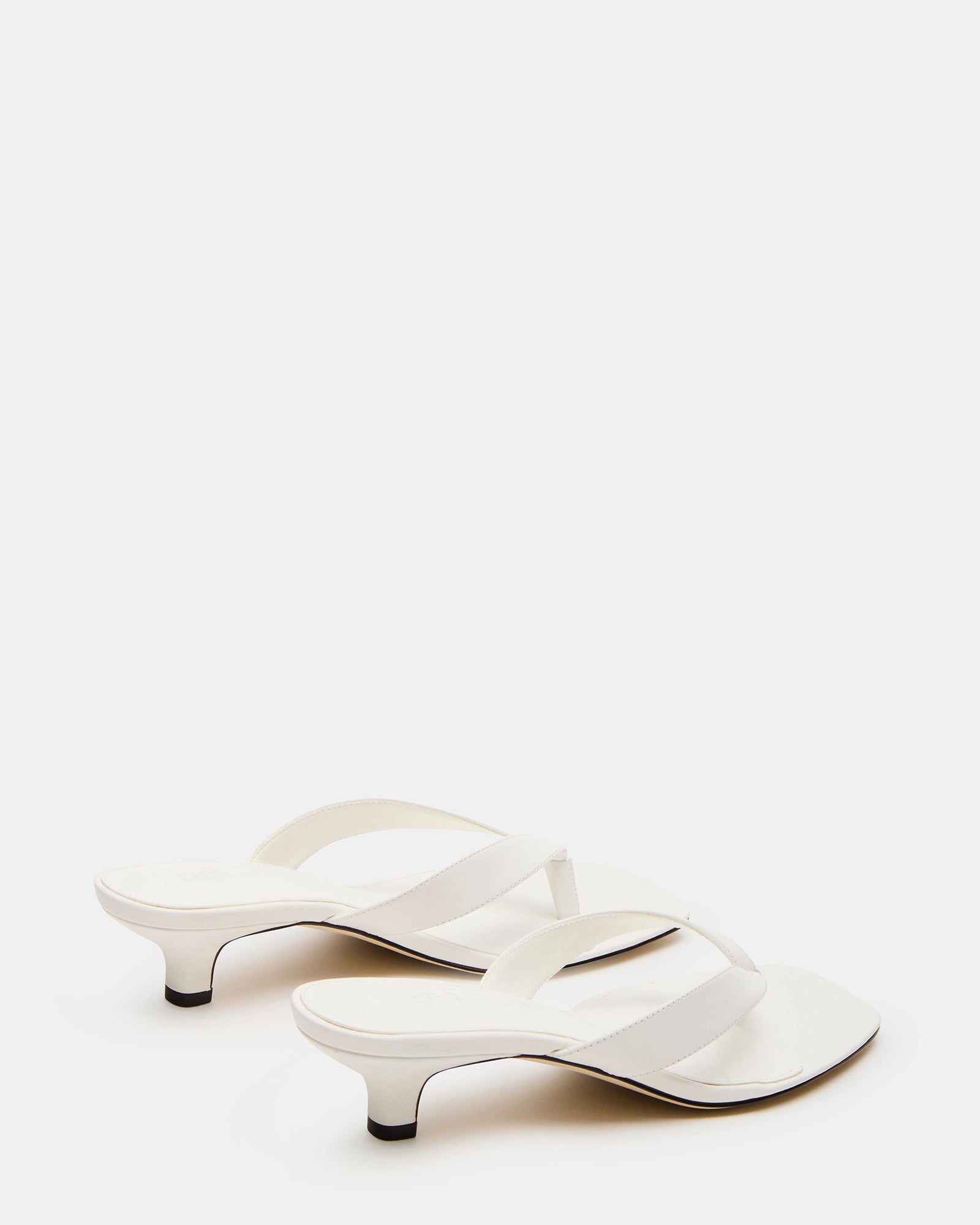 Fashionable white leather shoes with a sleek design, ideal for elegant outfits