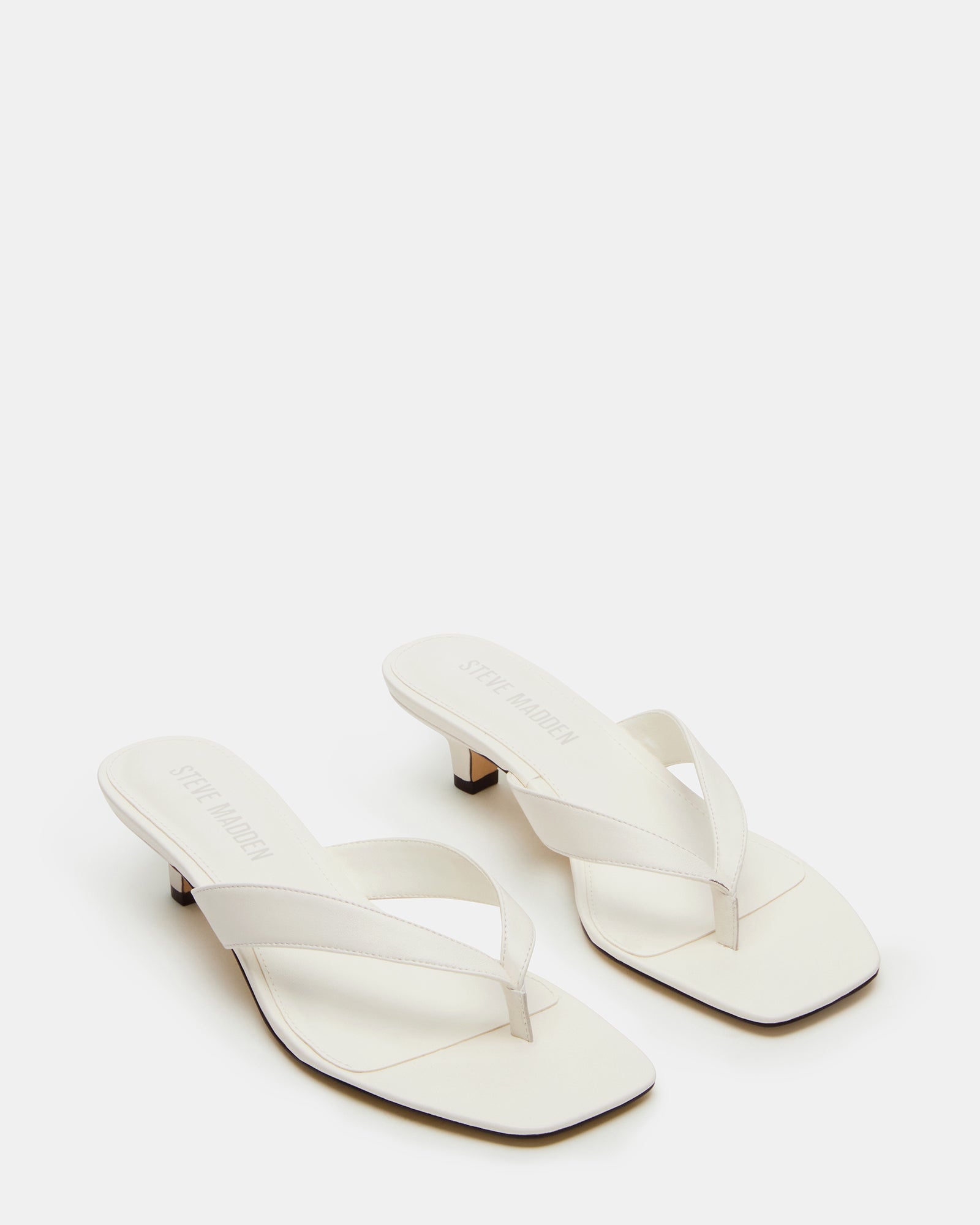 Fashionable white leather shoes with a sleek design, ideal for elegant outfits