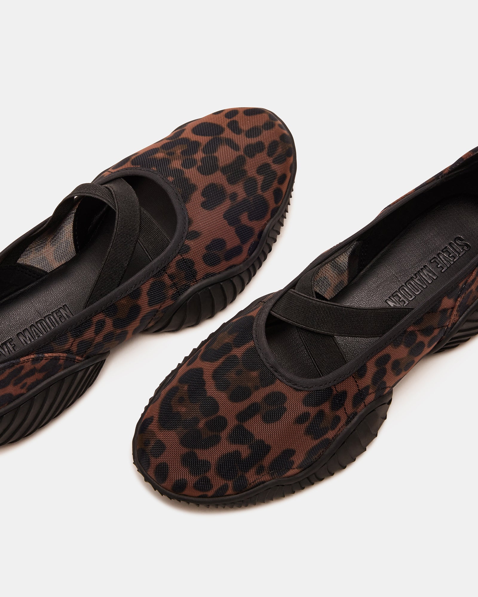 Casual outfit pairing with these fashionable sneakers for guys